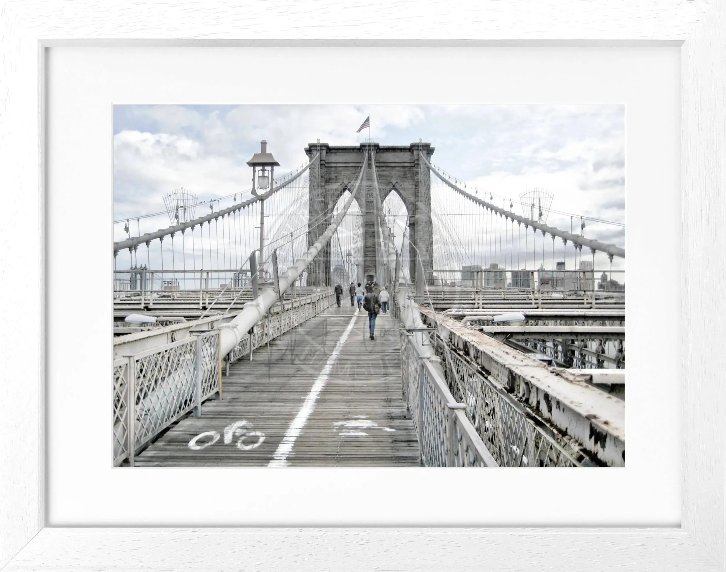 Schwarz-weiß Poster mit Rahmen, zeigt die Brooklyn Bridge in New York, im Format 31x25 cm, von Cosman-Photocollection.