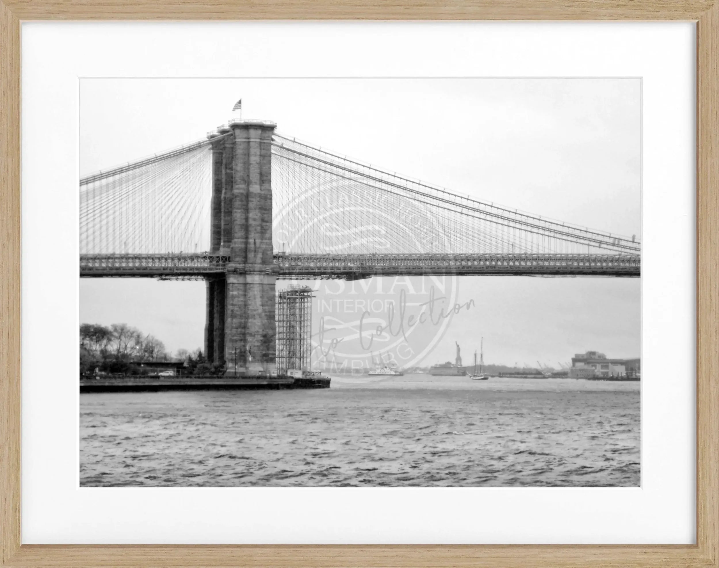 Schwarz-weiß Poster mit Rahmen, zeigt die Brooklyn Bridge in New York, von Cosman-Photocollection, 31x25cm.