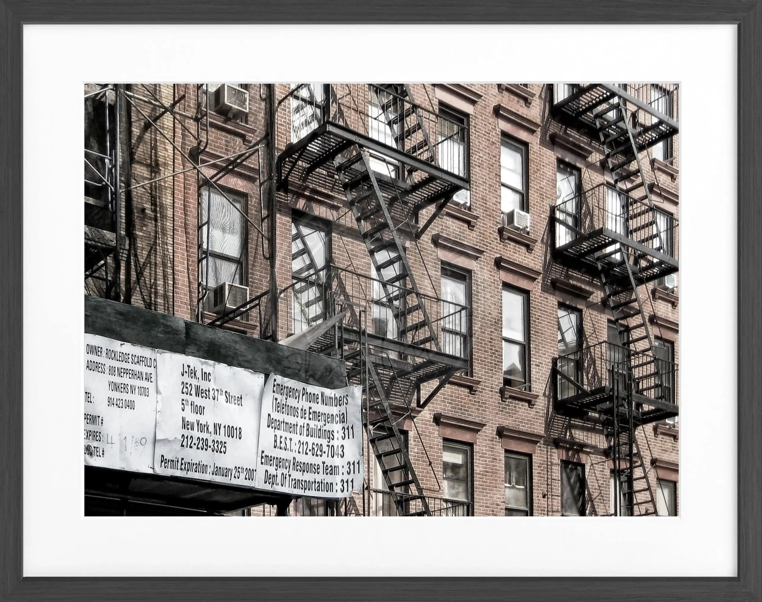Schwarz-weiß Poster mit Rahmen von Cosman-Photocollection, New York Feuertreppen, 31x25 cm, urbanes Stadtmotiv