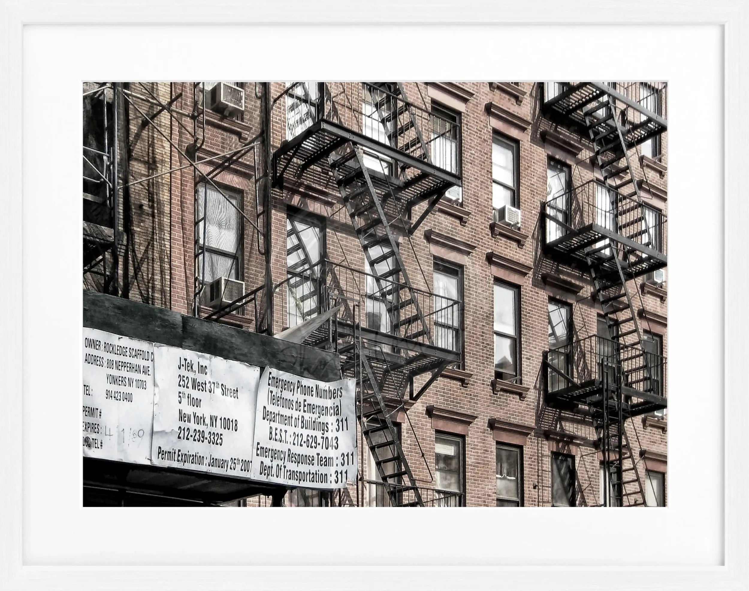 Schwarz-weiß Poster mit Rahmen von Cosman-Photocollection, zeigt New York Feuertreppen, Maße 31x25 cm, urbanes Stadtmotiv