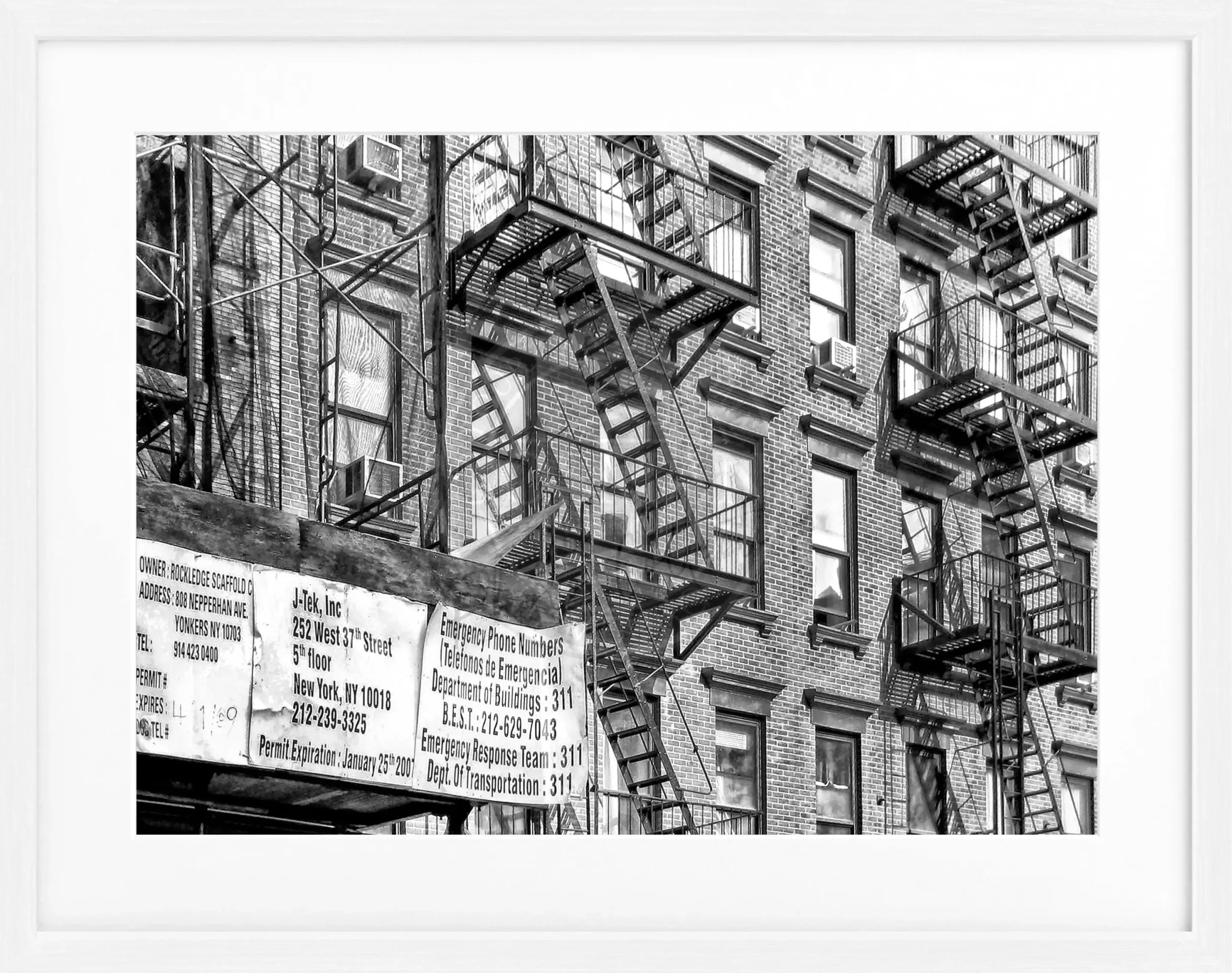 Schwarz-weiß Poster mit Rahmen, zeigt das Motiv der Feuertreppen in New York, von Cosman-Photocollection, 31x25cm