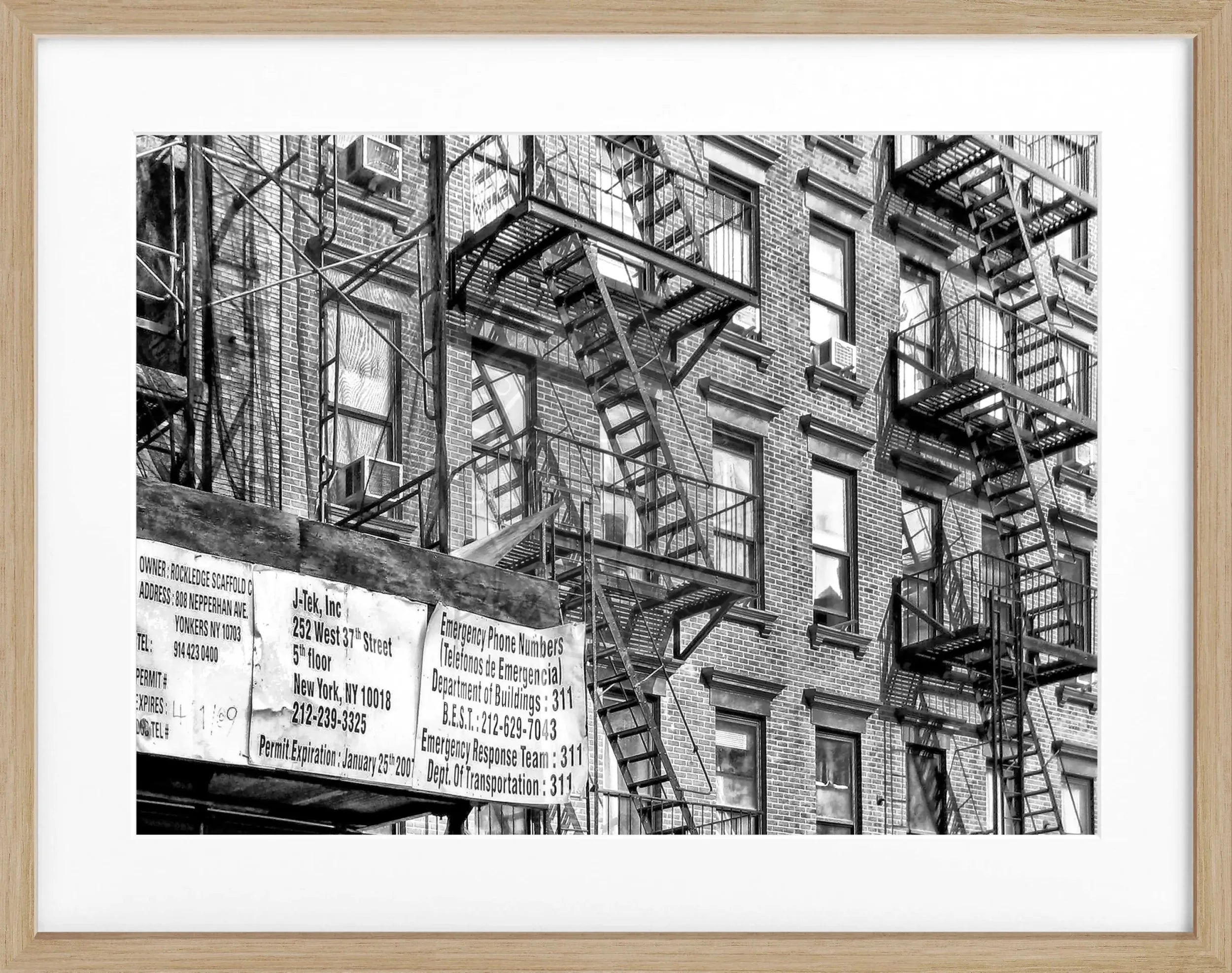 Schwarz-weiß Poster mit Rahmen, New York Feuerleitern Motiv, von Cosman-Photocollection, 31x25 cm, urbanes Stadtbild