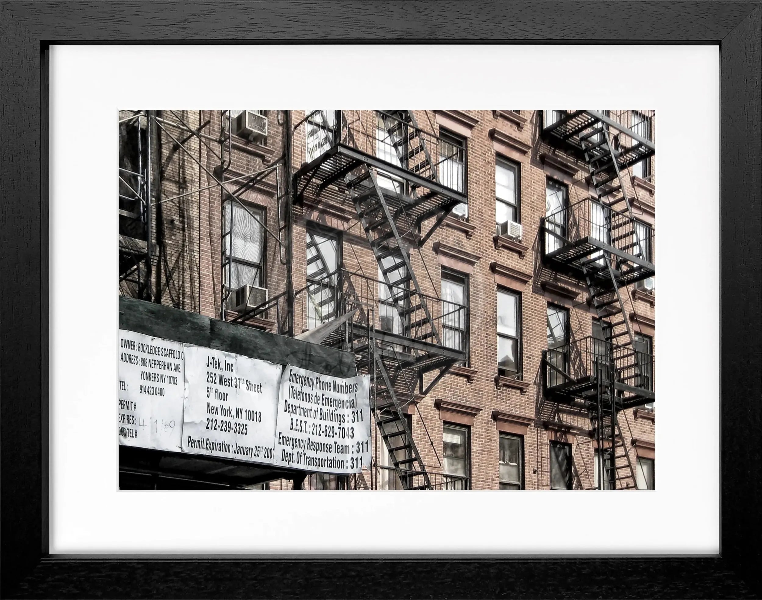 Schwarz-weiß Poster mit Rahmen, zeigt die berühmten Feuertreppen in New York, von Cosman-Photocollection, 31x25 cm