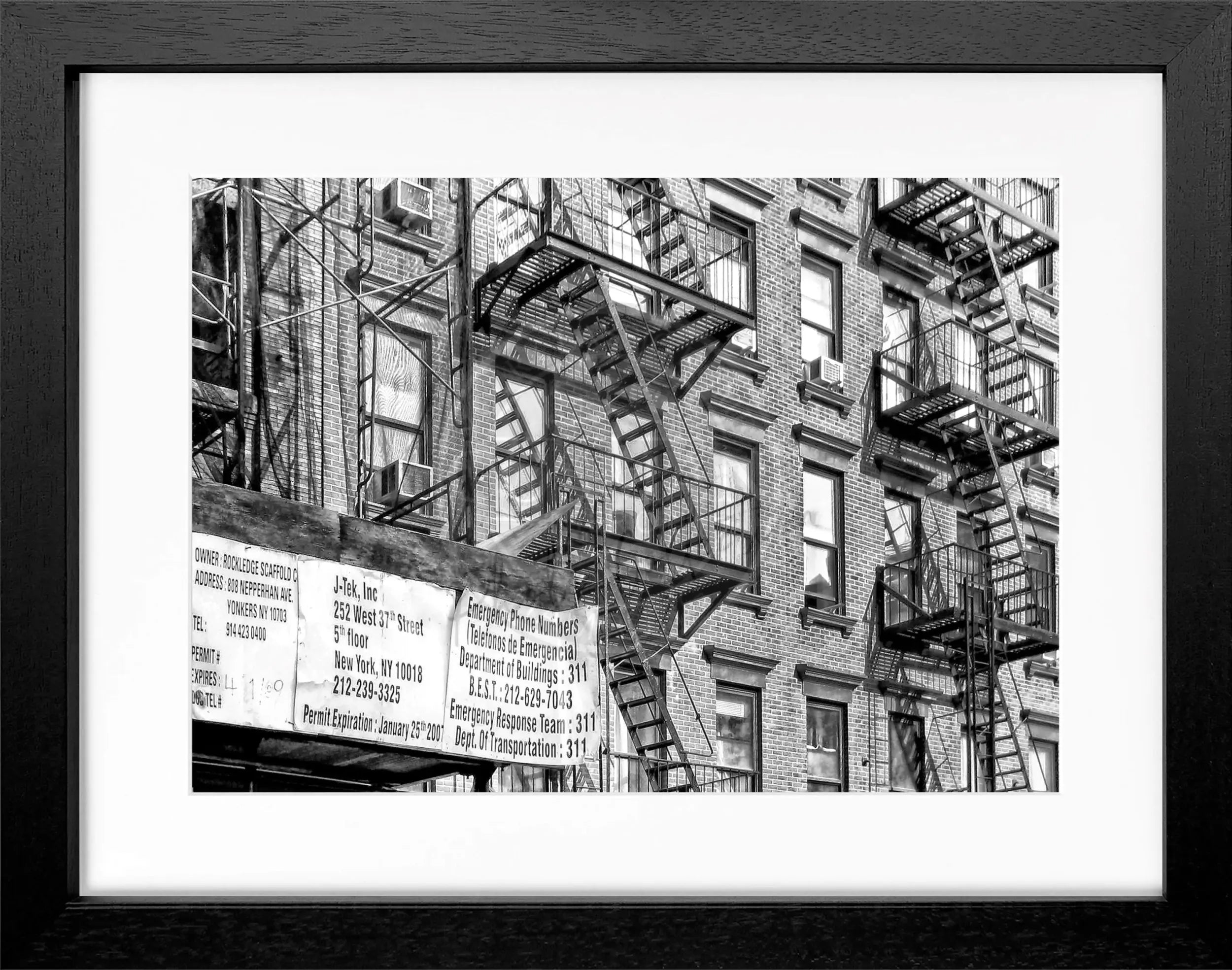 Schwarz-weiß Poster mit Rahmen, New York Feuertreppen Motiv, von Cosman-Photocollection, 31x25 cm, urbanes Stadtbild