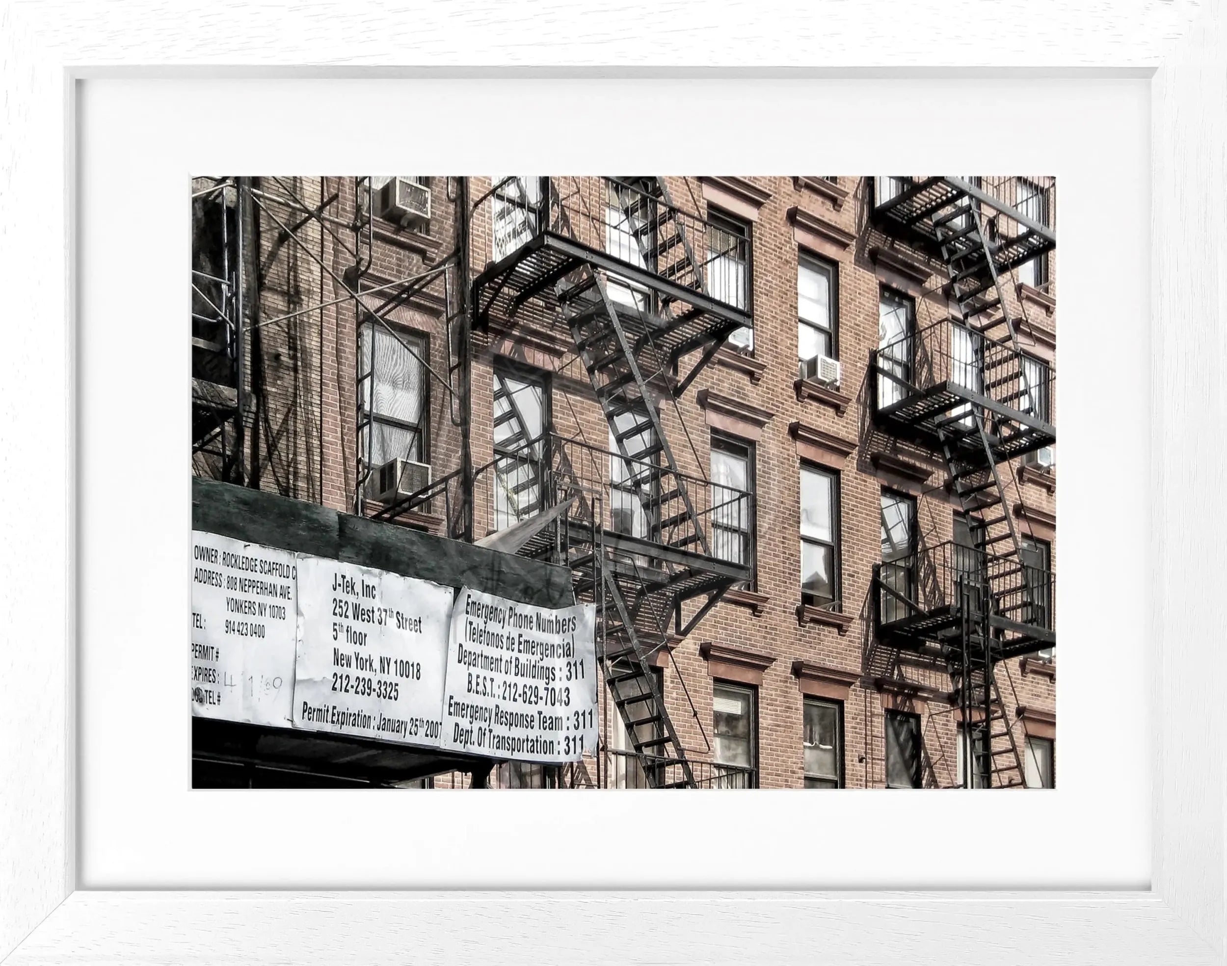 Schwarz-weiß Poster mit Rahmen, New York Feuertreppen Motiv, 31x25 cm, von Cosman-Photocollection