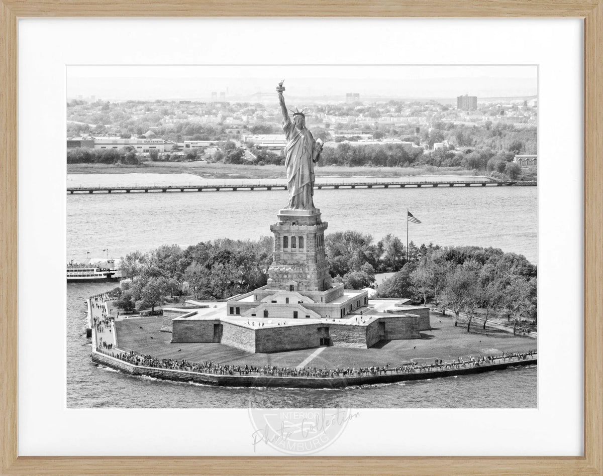 Schwarz-weiß Poster mit Rahmen, New York „Lady Liberty“ Motiv, 31x25 cm, von Cosman-Photocollection