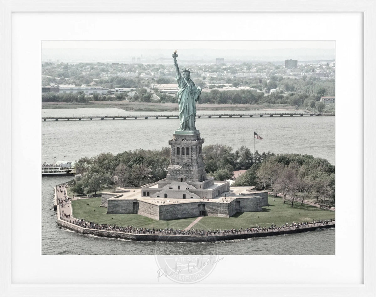 Schwarz-weiß Poster mit Rahmen, New York 'Lady Liberty', von Cosman-Photocollection, 31x25cm, stilvolle Wanddekoration