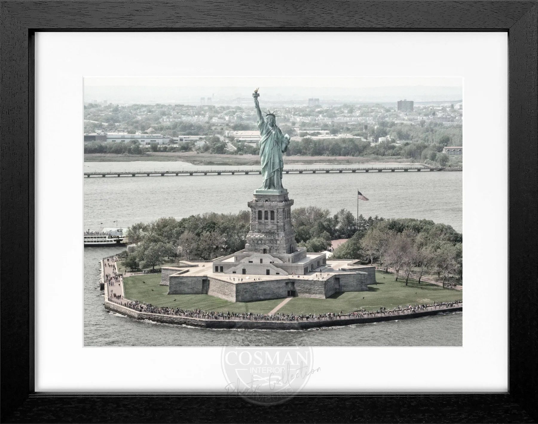Schwarz-weiß Poster mit Rahmen von Cosman-Photocollection, Stadtbild New York mit Freiheitsstatue, 31x25 cm.