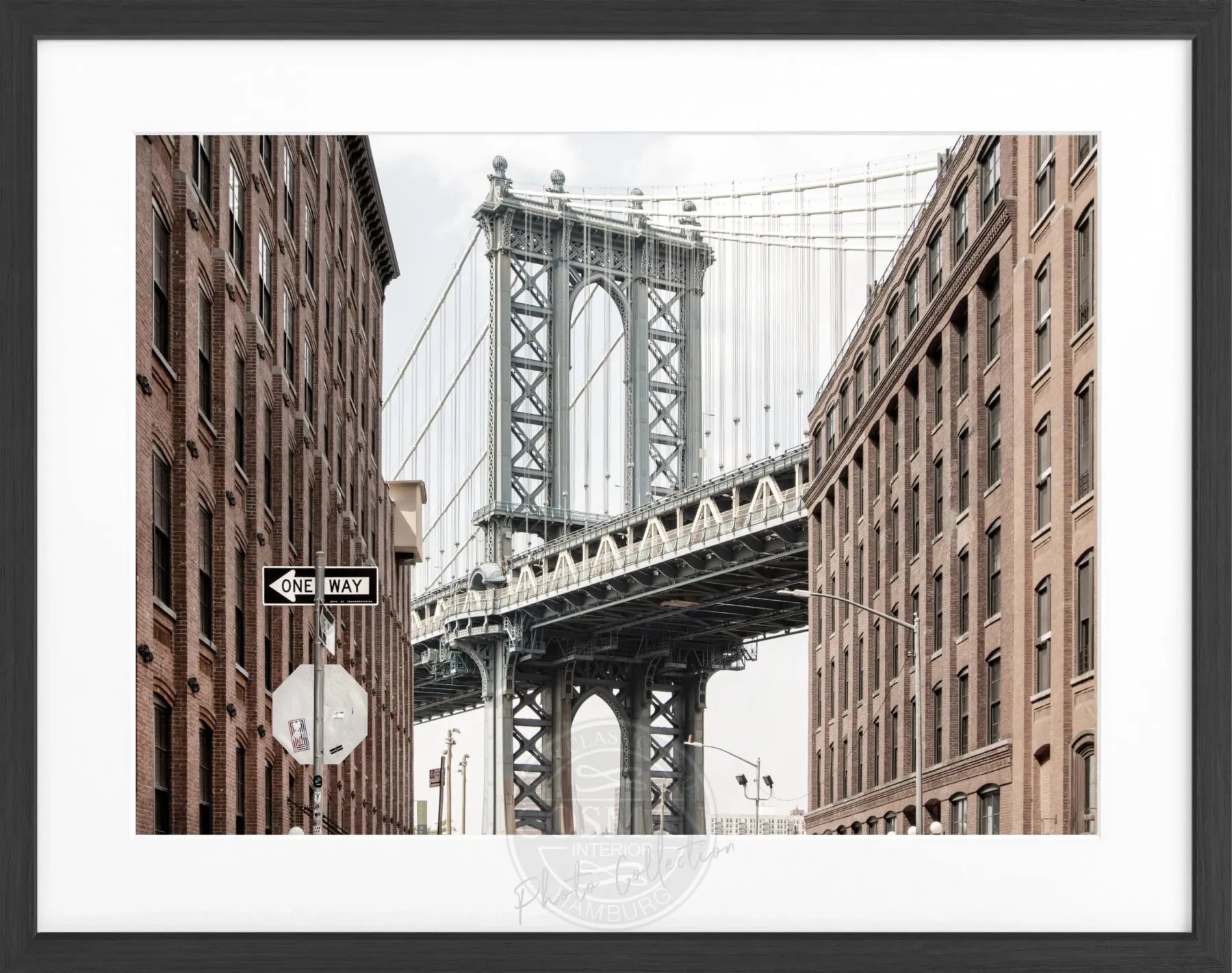 Schwarz-weiß Poster mit Rahmen von Cosman-Photocollection, New York Manhattan Bridge, 31x25cm, Motiv in Schwarz und Weiß