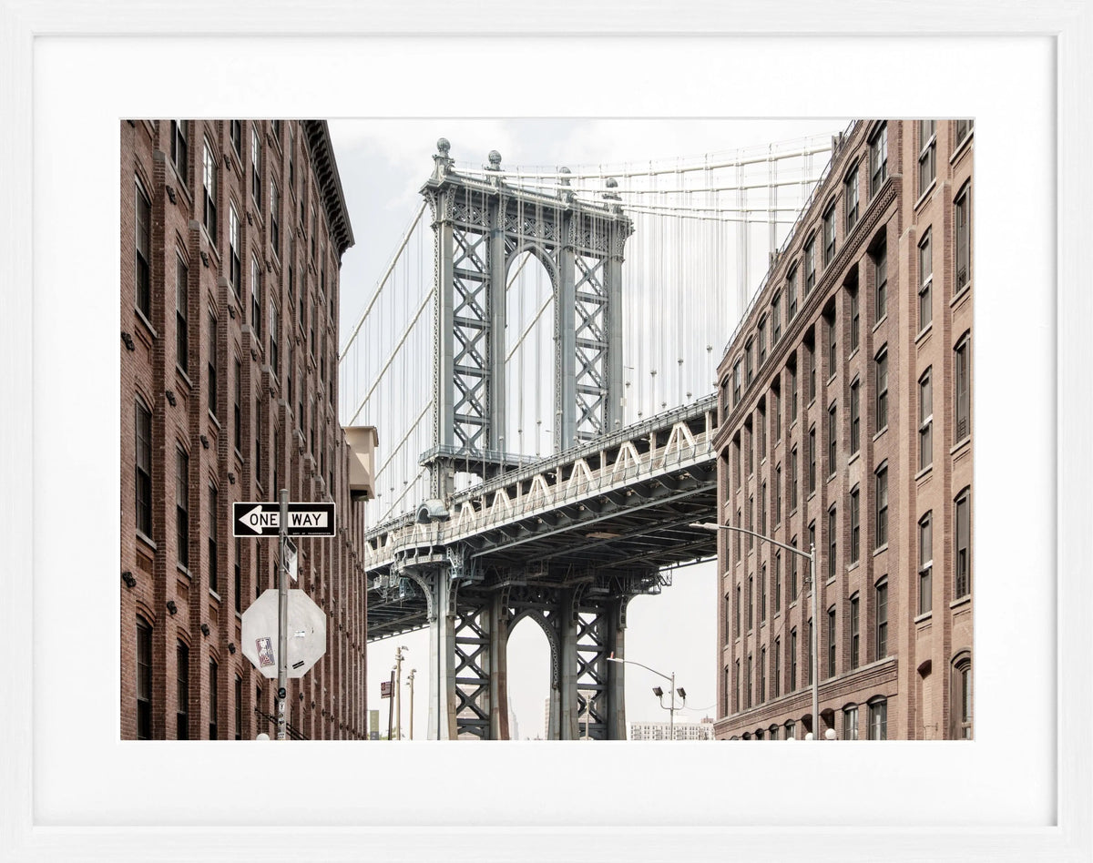 Schwarz-weiß Poster mit Rahmen von Cosman-Photocollection, Manhattan Bridge in New York, 31x25cm
