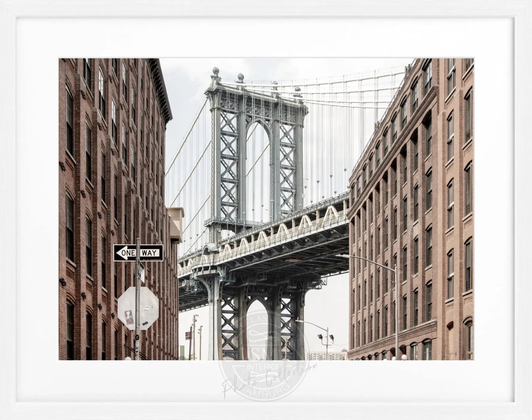 Schwarz-weiß Poster mit Rahmen von Cosman-Photocollection, Manhattan Bridge in New York, 31x25cm