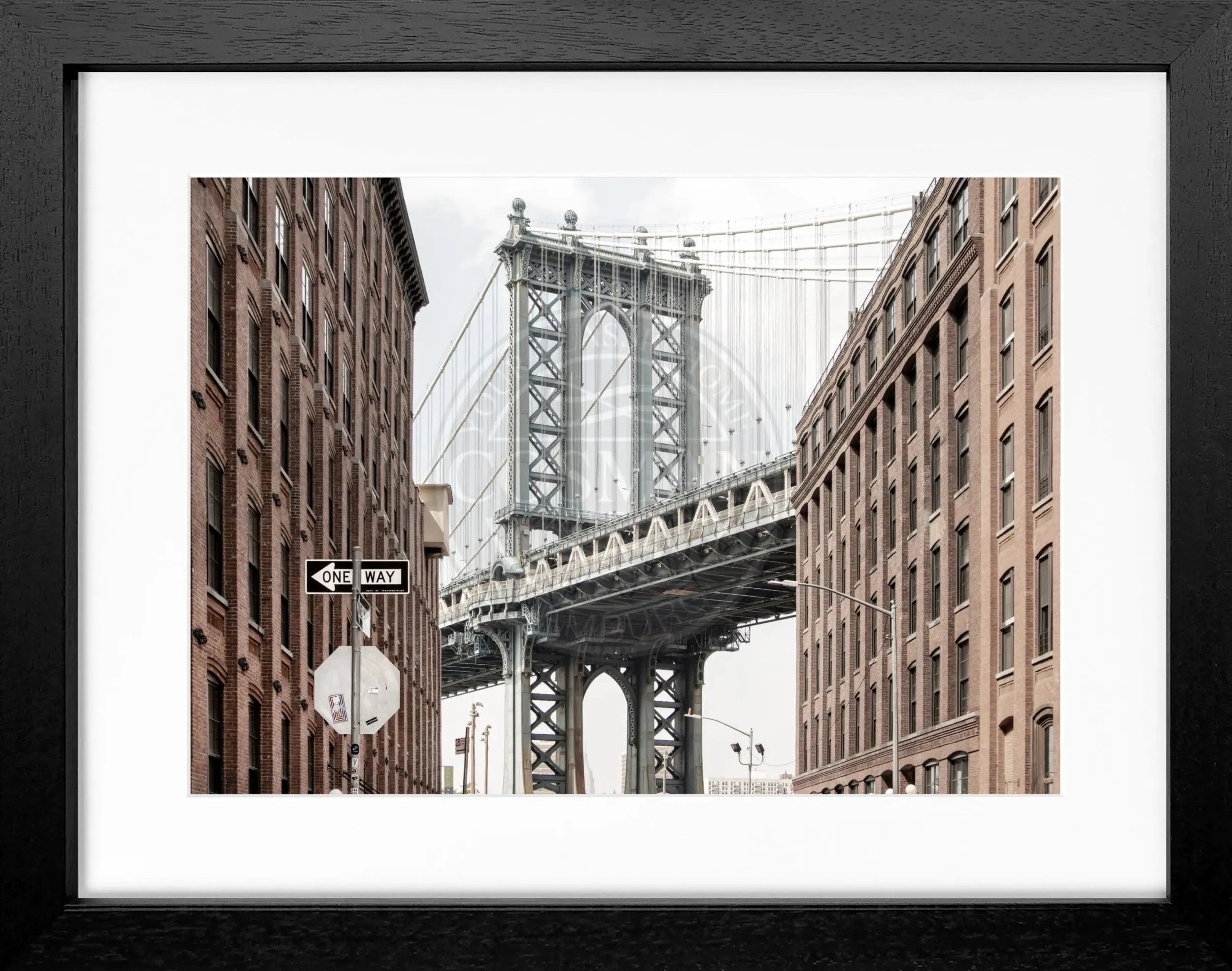 Schwarz-weiß Poster mit Rahmen von Cosman-Photocollection, New York Manhattan Bridge, 31x25 cm, kunstvolle NYC-Stadtaufnahme