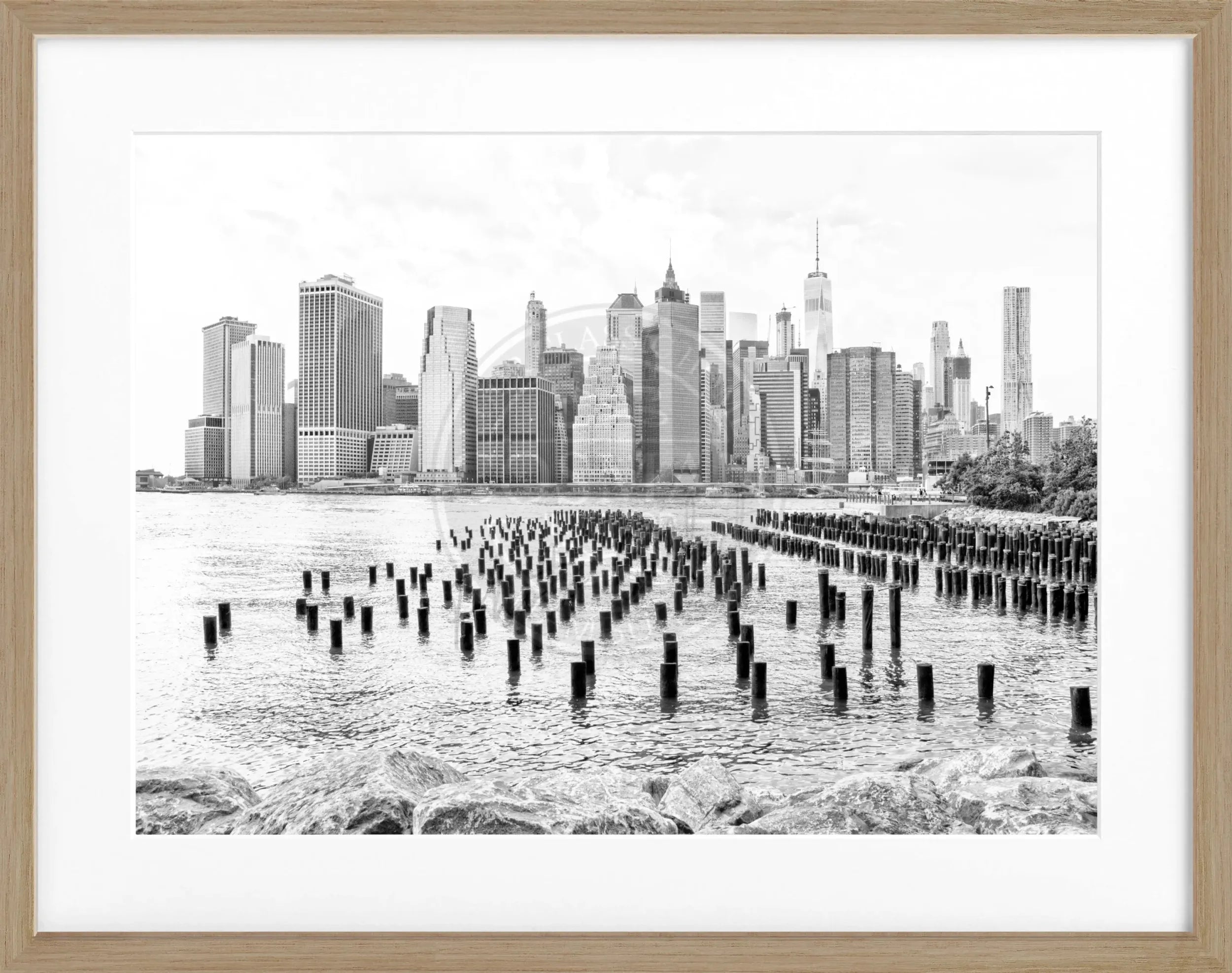Schwarzer Rahmen mit weißem New York NY108 Poster von Cosman-Photocollection, 31x25cm, Schwarz-Weiß-Motiv.