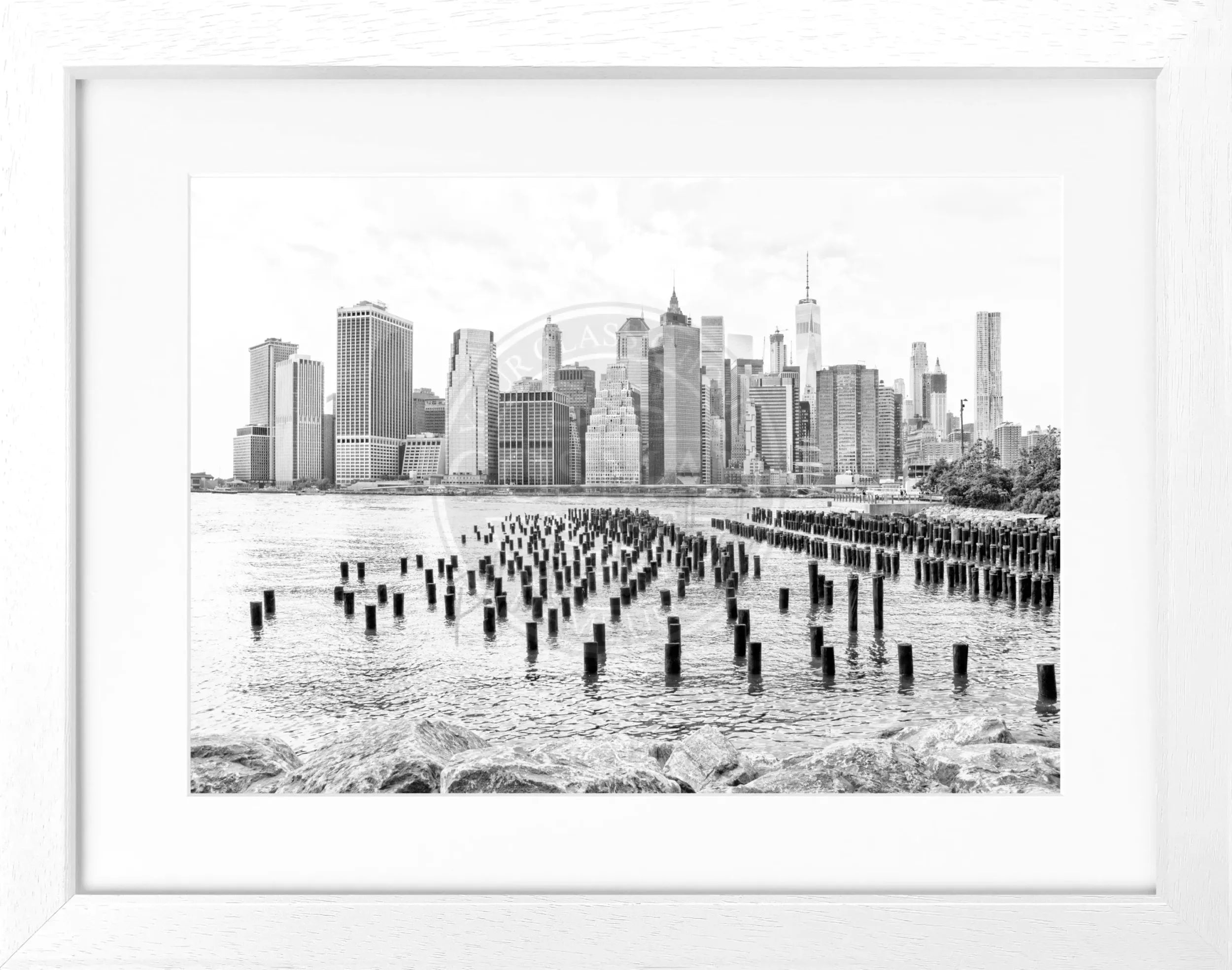 Schwarz-weiß Poster mit Rahmen von New York NY108, 31x25cm, von Cosman-Photocollection, zeigt ikonische Skyline in ansprechendem Design.
