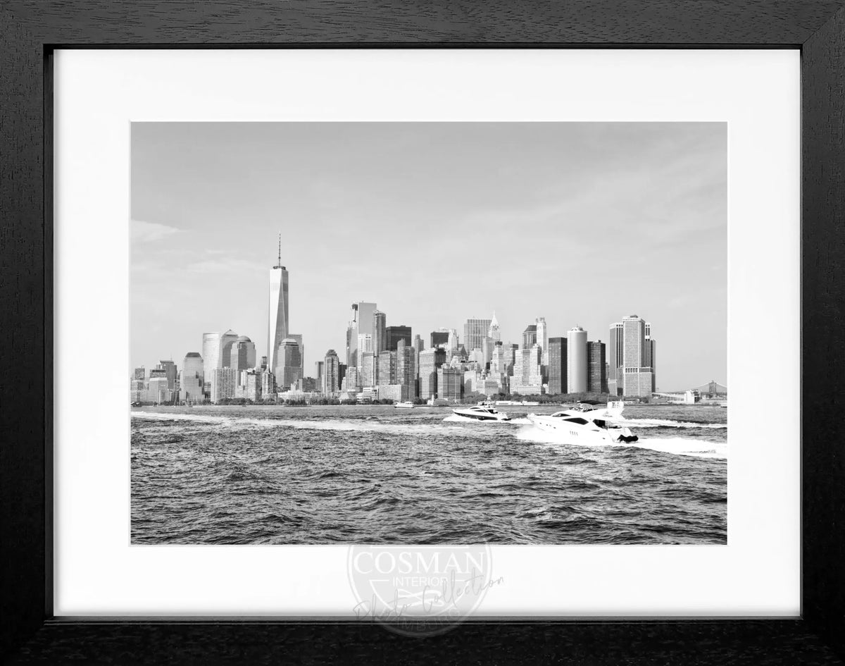 Schwarz-weiß Poster mit Rahmen, zeigt die Skyline von New York, von Cosman-Photocollection, Maße 31x25 cm.