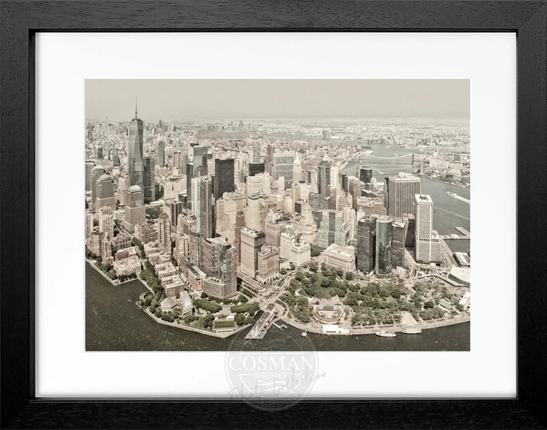 Schwarz-weiß Poster mit Rahmen, zeigt die New York Skyline, Maße 31x25 cm, von Cosman-Photocollection.