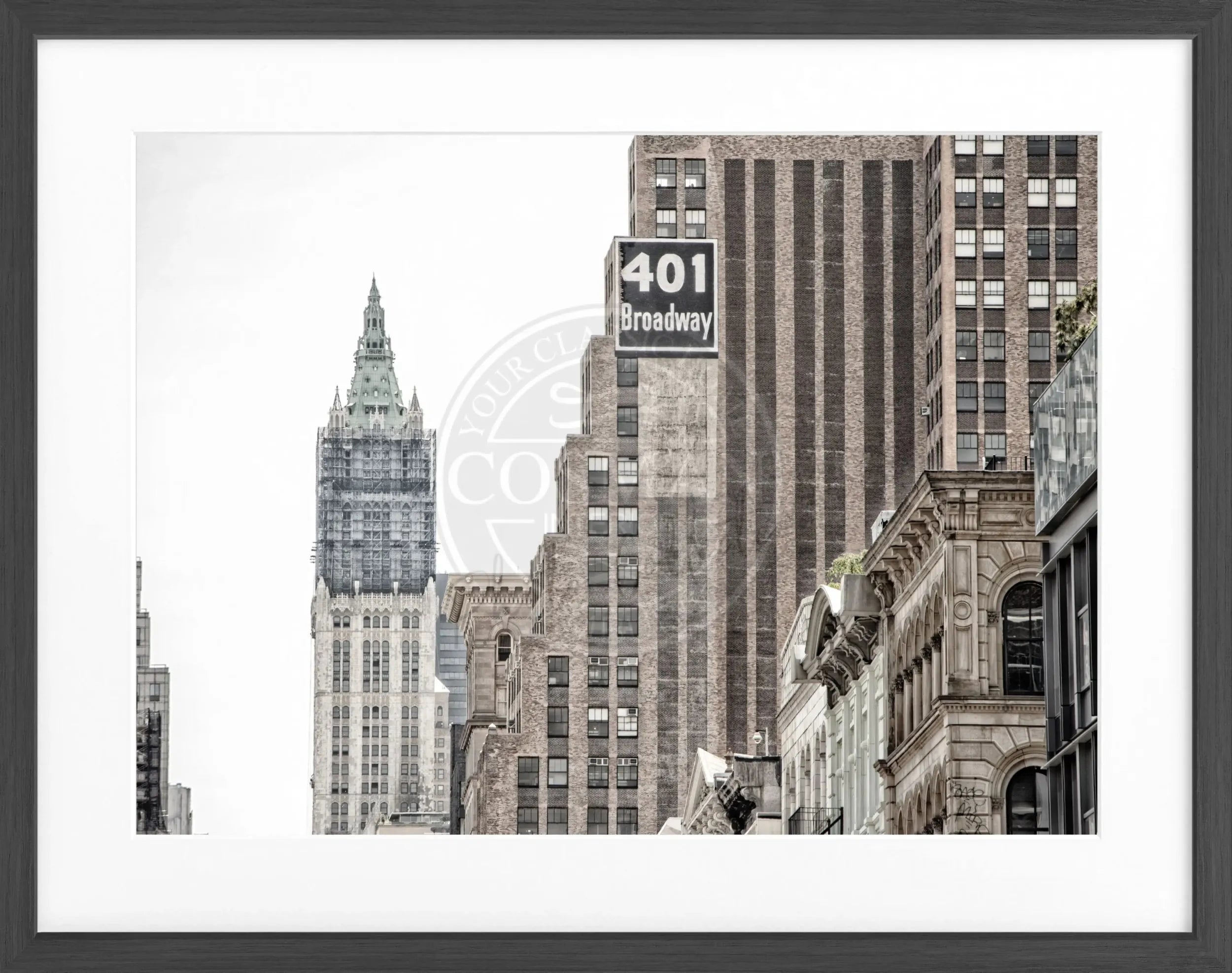 Schwarz-weiß Poster mit Rahmen, zeigt das Woolworth Building in New York, von Cosman-Photocollection, 31x25 cm.