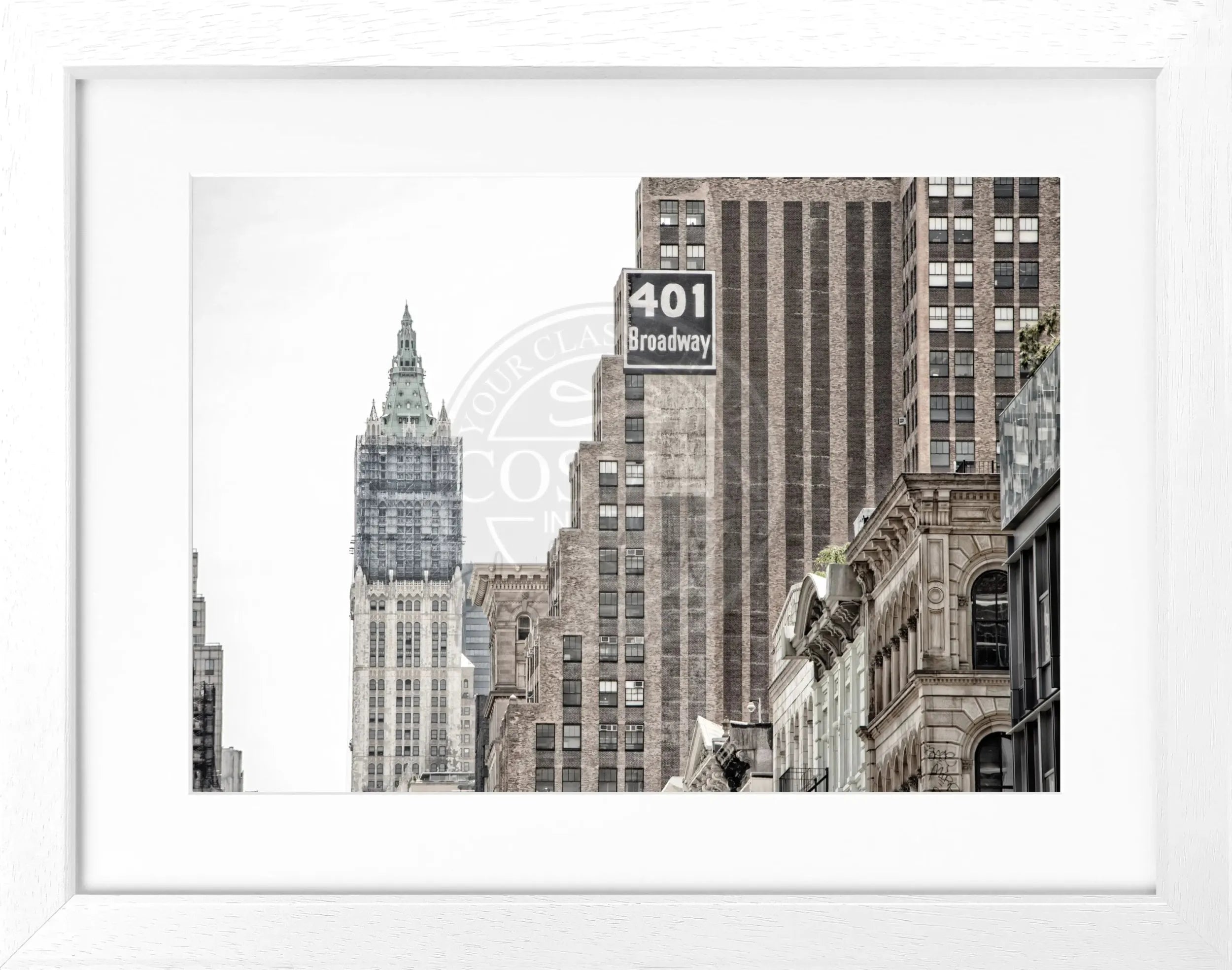 Schwarz-weißer Poster mit Rahmen, zeigt das Woolworth Building in New York, von Cosman-Photocollection, 31x25 cm