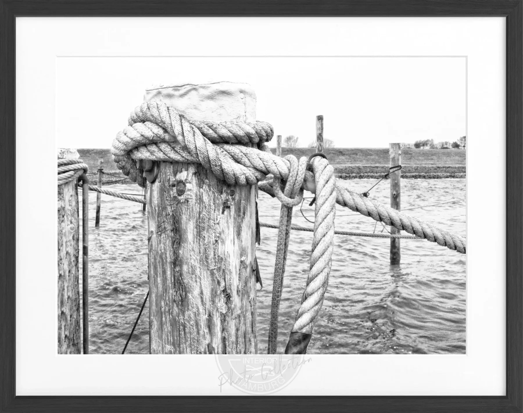 Schwarz-Weiß-Poster mit Rahmen ’Poller’ Sylt SY67 von Cosman-Photocollection, 31x25 cm, Dekorationskunst für Wände.