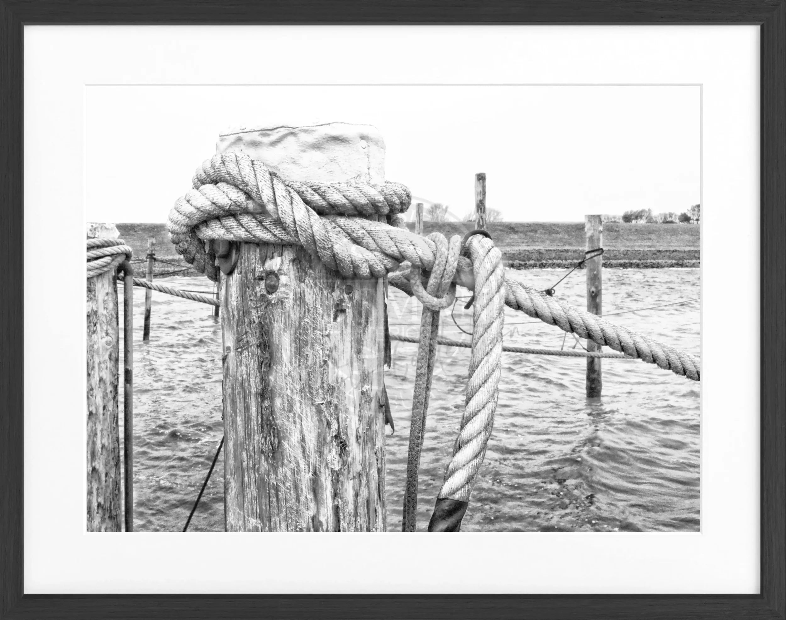 Schwarz-Weiß-Poster mit Rahmen ’Poller’ Sylt SY67 von Cosman-Photocollection, 31x25 cm, Dekorationskunst für Wände.