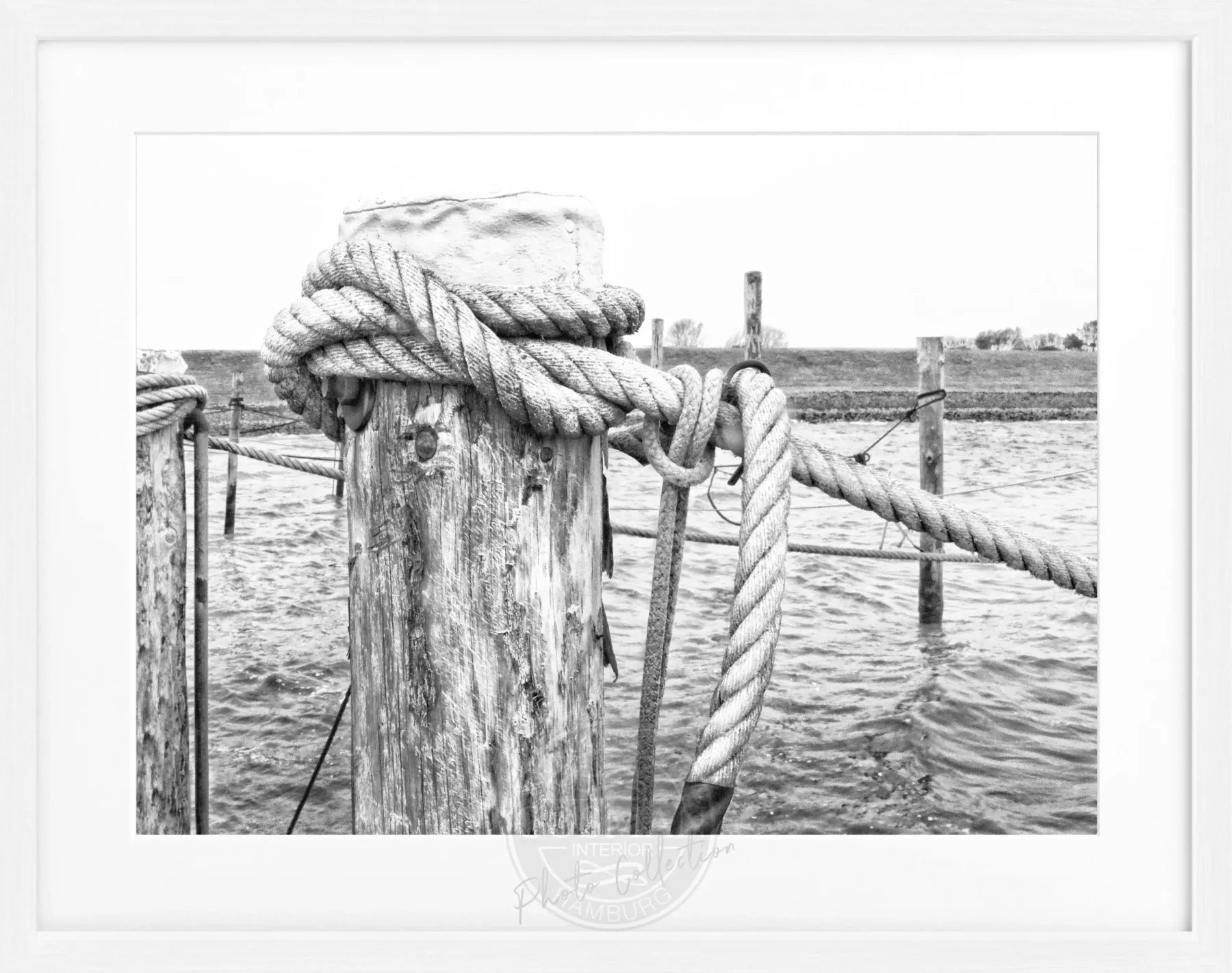 Schwarz-weiß Poster mit Rahmen ’Poller’ Sylt SY67 von Cosman-Photocollection, 31x25 cm, dekoratives Wandbild
