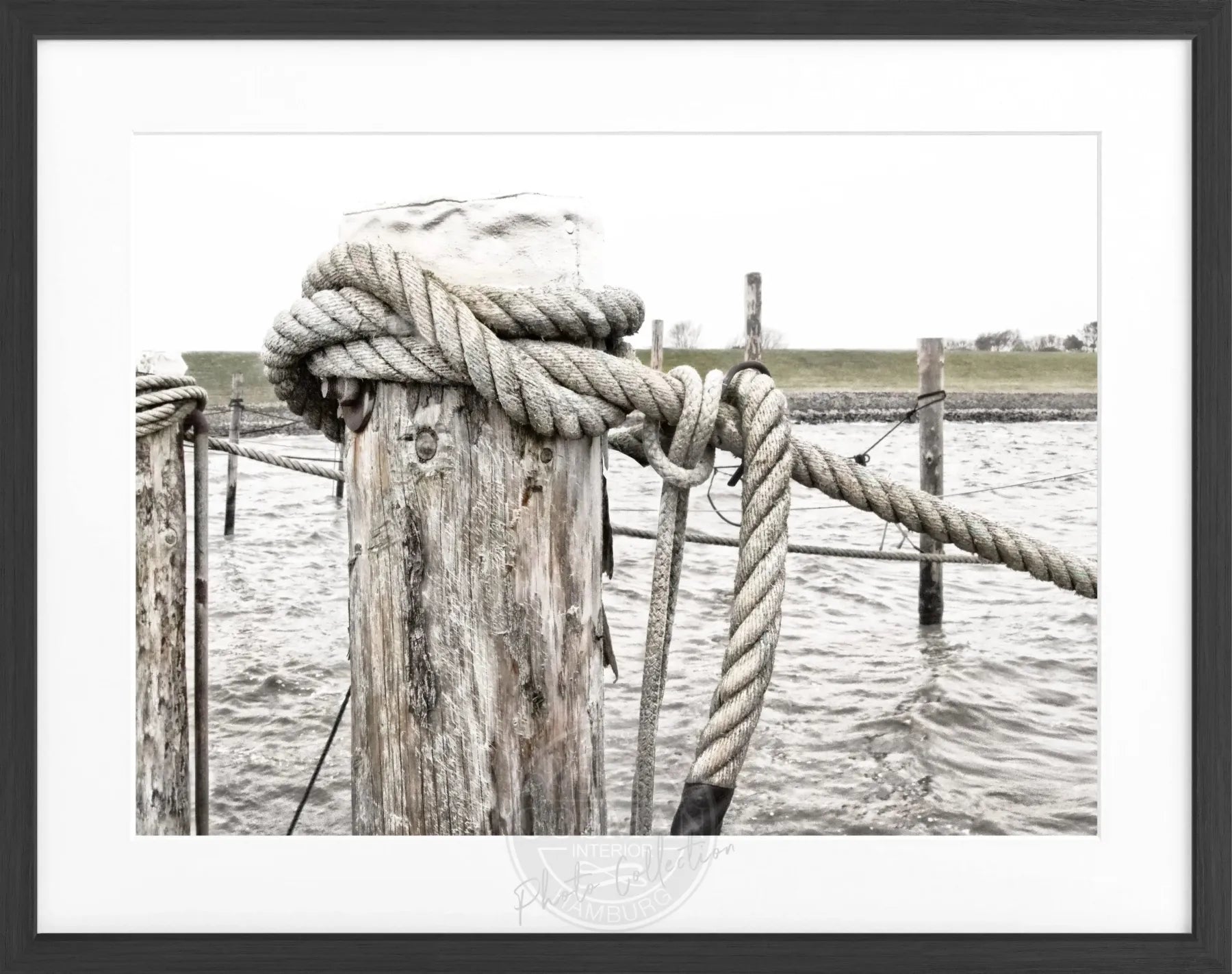 Schwarz-weiß Poster mit Rahmen ’Poller’ Sylt SY67 von Cosman-Photocollection, 31x25 cm, dekoratives Wandbild mit Meeresmotiv