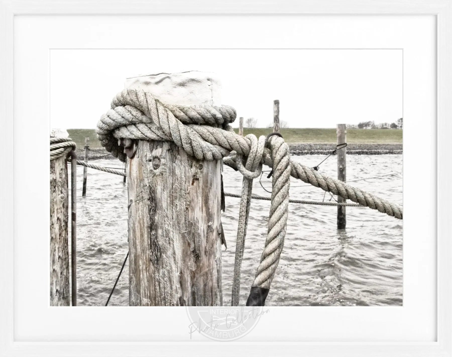 Schwarz-weiß Poster mit Rahmen 'Poller' Sylt SY67 von Cosman-Photocollection, 31x25 cm, maritime Küstenmotiv.