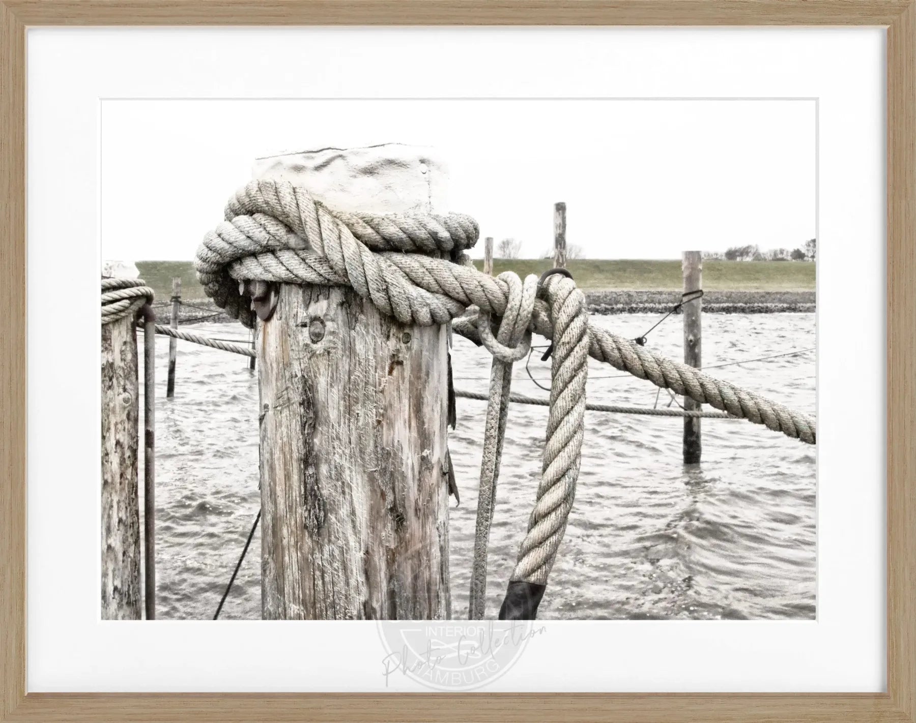 Schwarzer und weißer Poster mit Rahmen ’Poller’ Sylt SY67 von Cosman-Photocollection, 31x25 cm, Motiv Strand und Leuchtturm