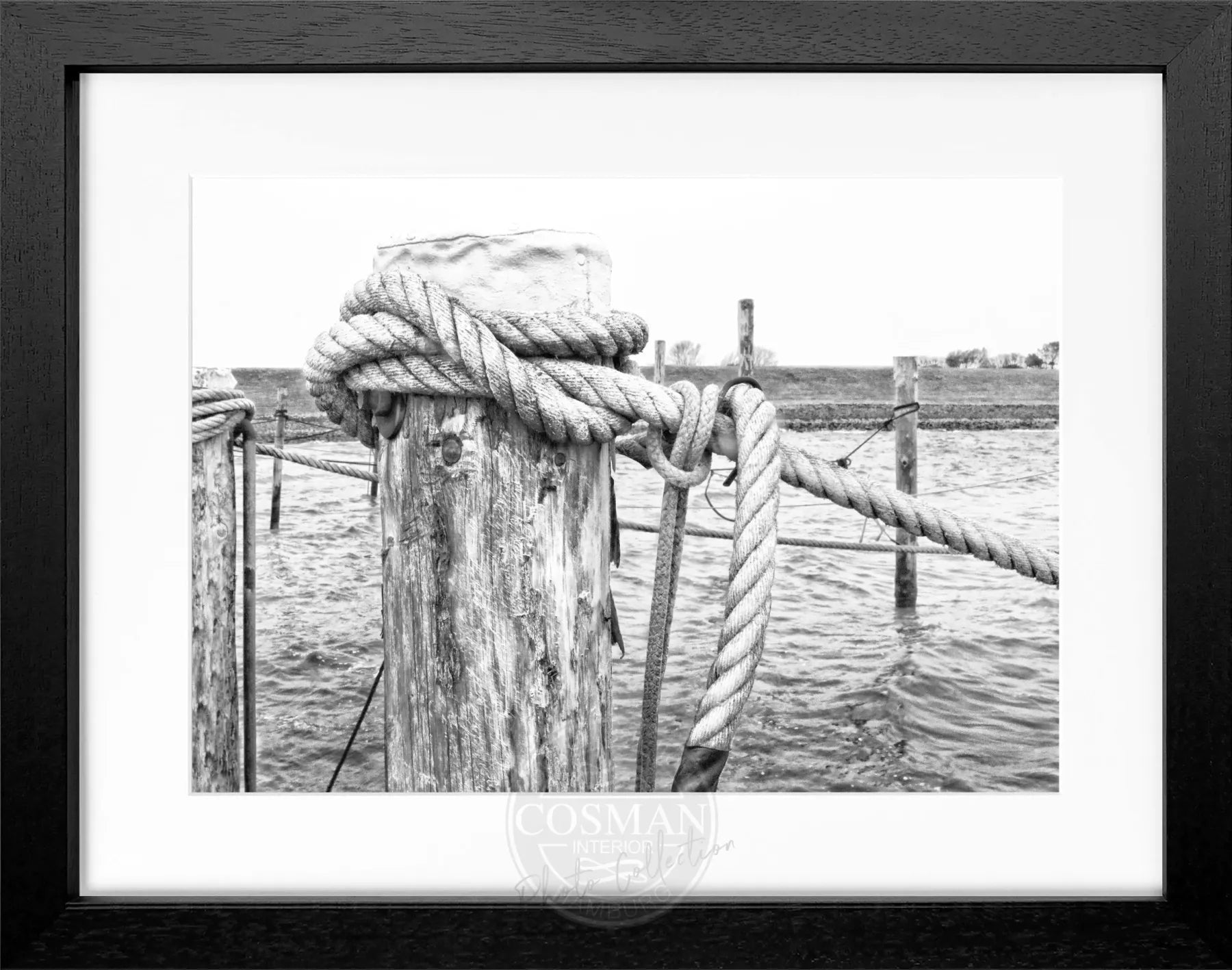 Schwarz-weiß Poster mit Rahmen 'Poller' Sylt von Cosman-Photocollection, 31x25 cm, maritime Motiv