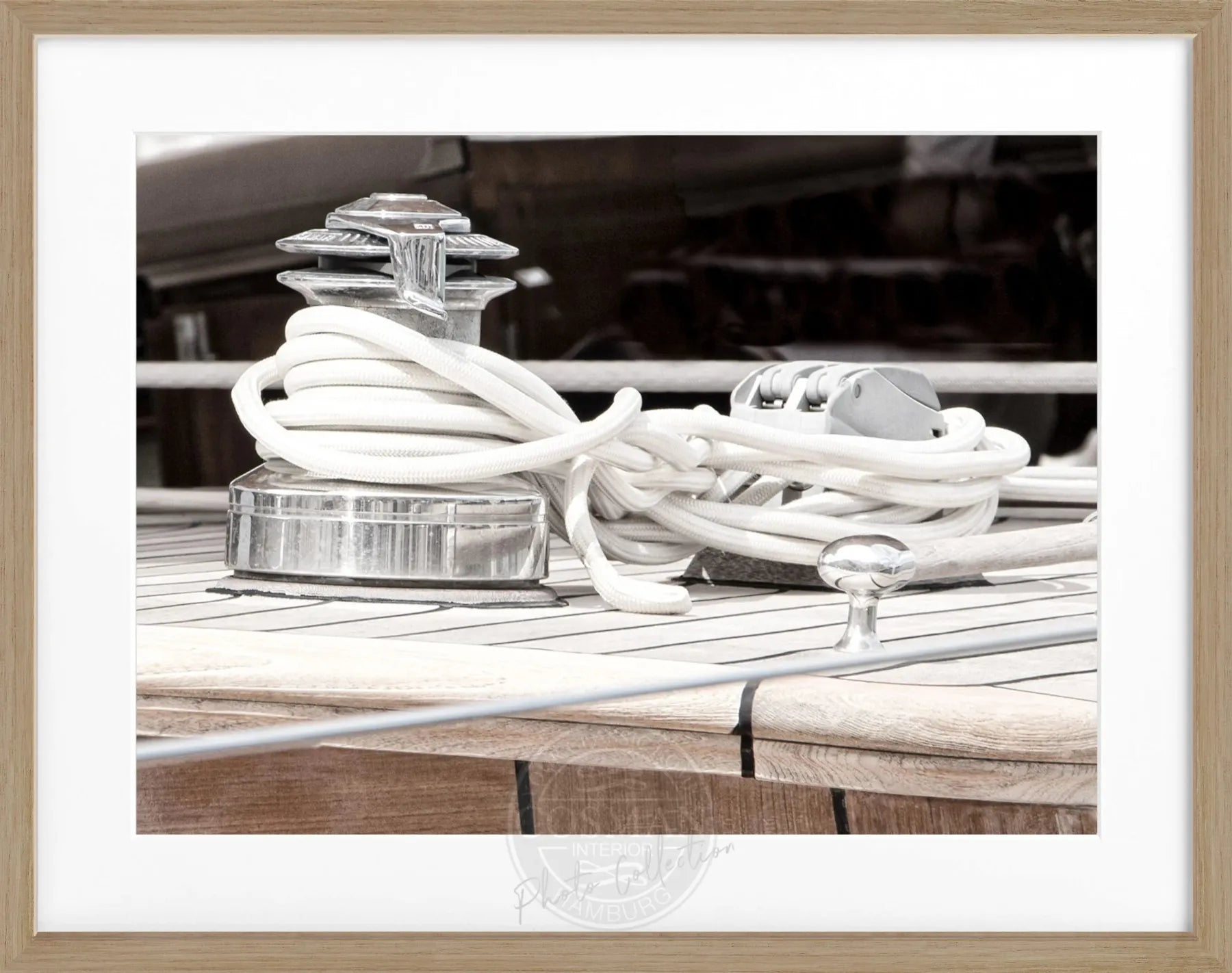 Schwarz-weiß Poster mit Rahmen ‚Sailing‘ Saint Tropez von Cosman-Photocollection, 31x25 cm, maritime Segelmotivation.