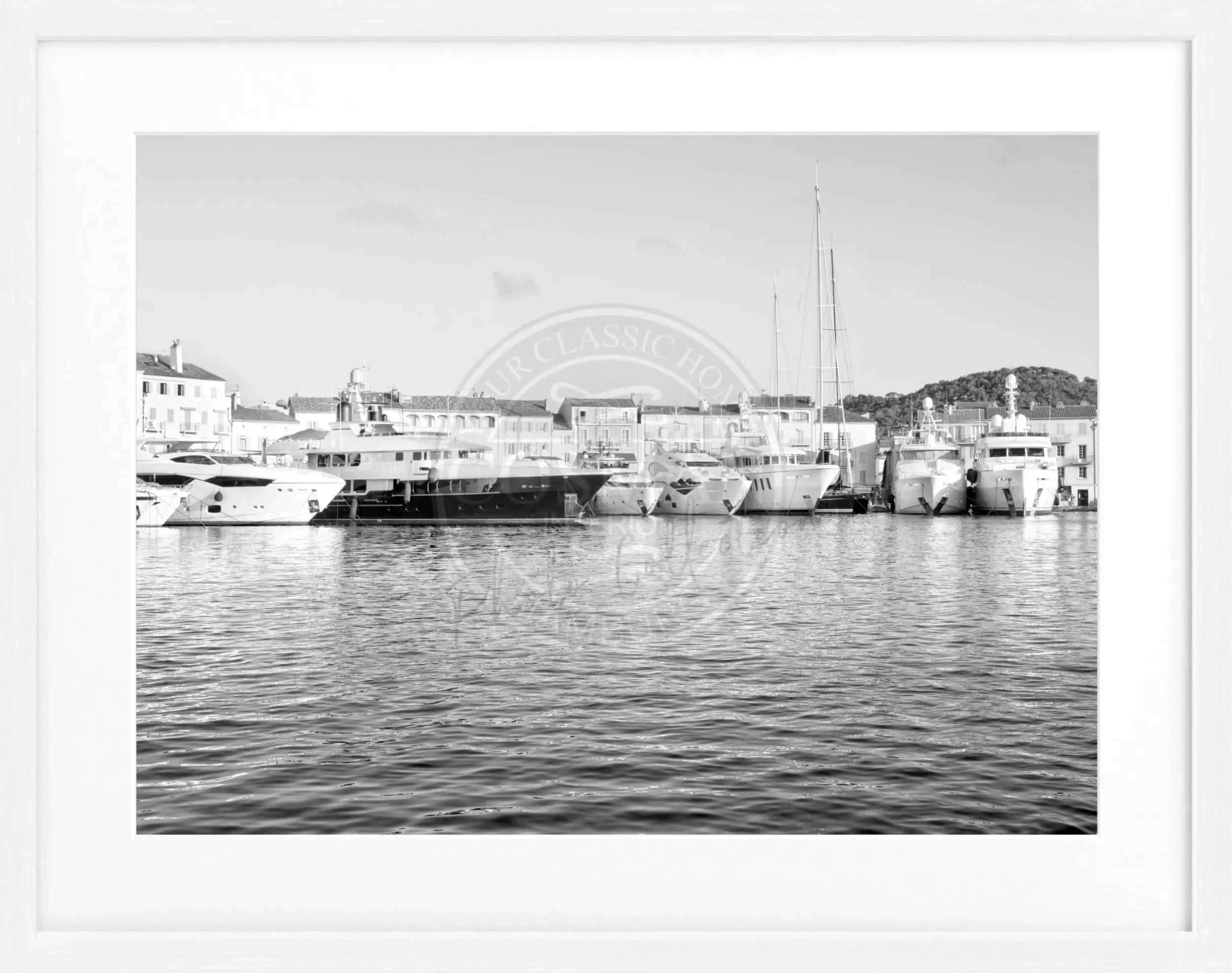 Schwarz-weiß Poster mit Rahmen von Saint Tropez Hafen, 31x25cm, von Cosman-Photocollection, maritime Stadtansicht.