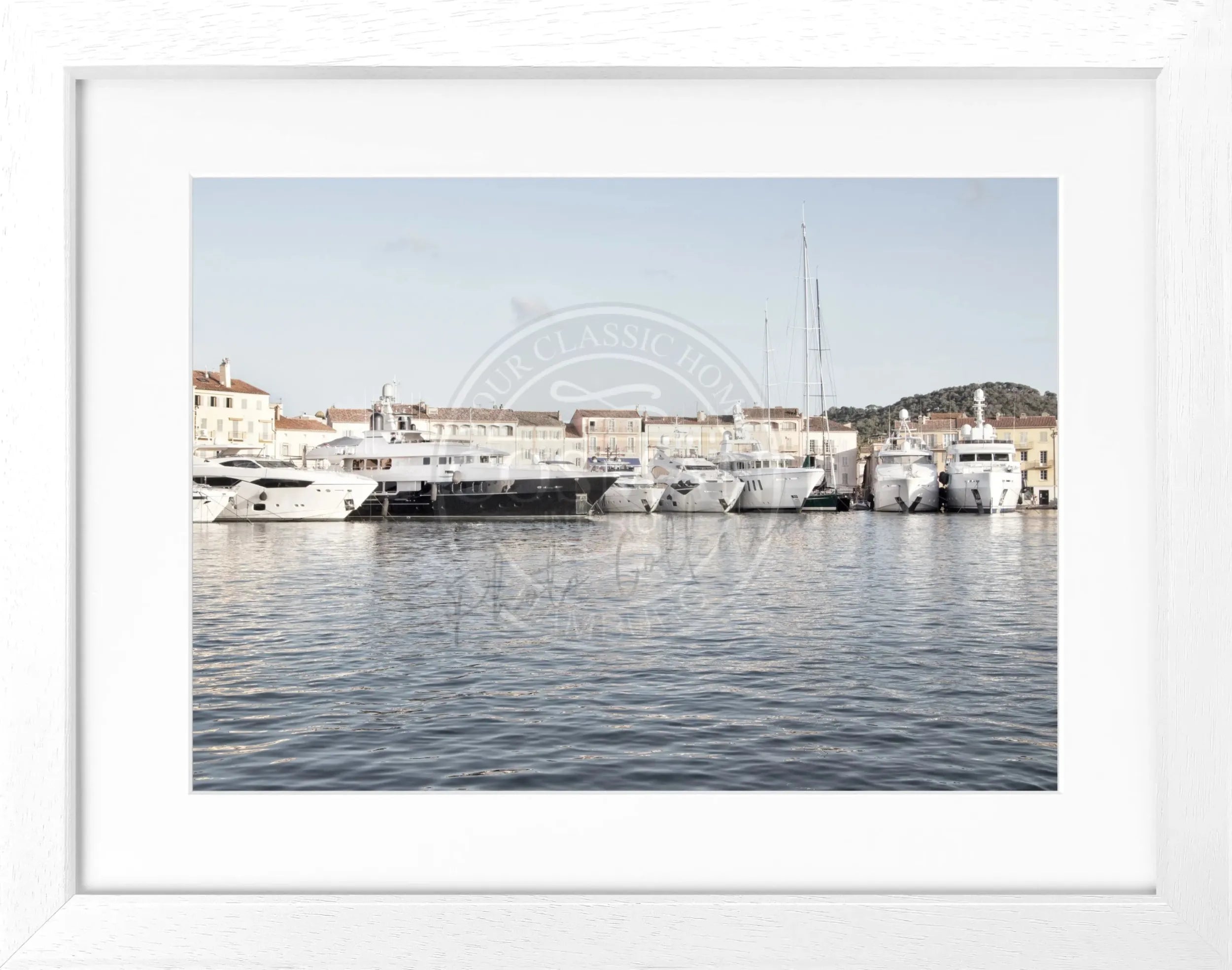 Schwarz-weiß Poster mit Rahmen von Cosman-Photocollection, zeigt den Hafen von Saint Tropez, Maße 31x25 cm, urbanes Meeresmotiv