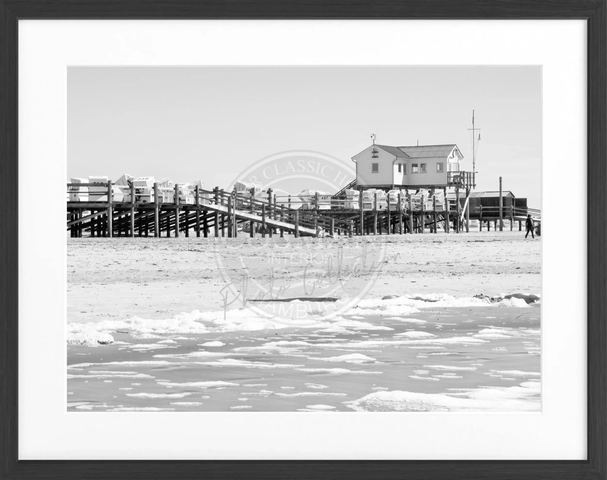Schwarzer Poster mit Rahmen von Cosman-Photocollection, Sankt Peter Ording Strand Motiv in Schwarz-Weiß, 31x25 cm