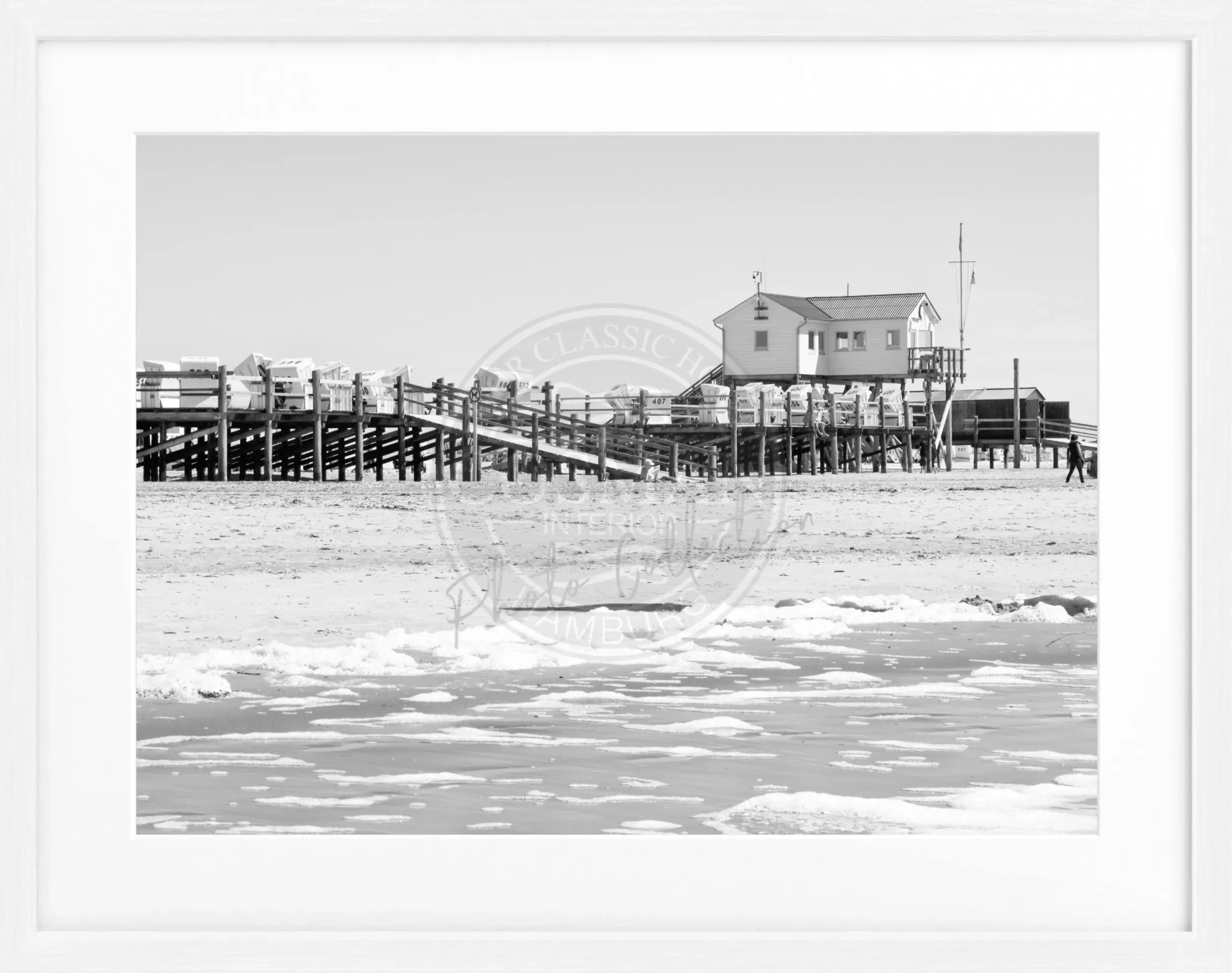 Schwarz-weiß Poster mit Rahmen von Cosman-Photocollection, Sankt Peter Ording Strand, 31x25 cm, Motiv Beach.
