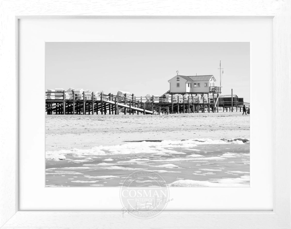 Schwarz-weiß Poster mit Rahmen von Cosman-Photocollection, Sankt Peter Ording Strand, 31x25 cm, Motiv Beach.