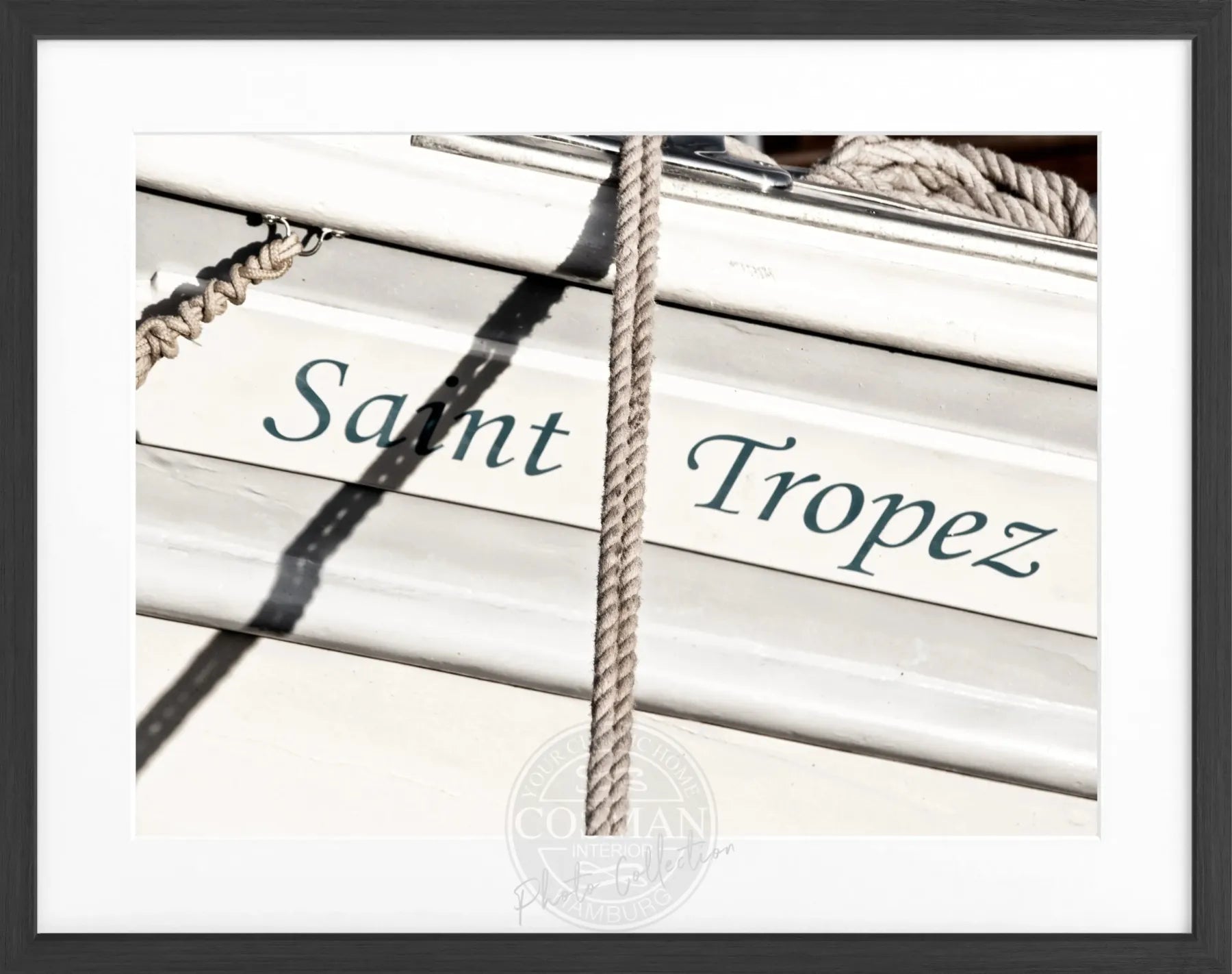Schwarz-weiß Poster mit Rahmen von Cosman-Photocollection, Segelboot in Saint Tropez, 31x25cm, dekoratives Seemotiv