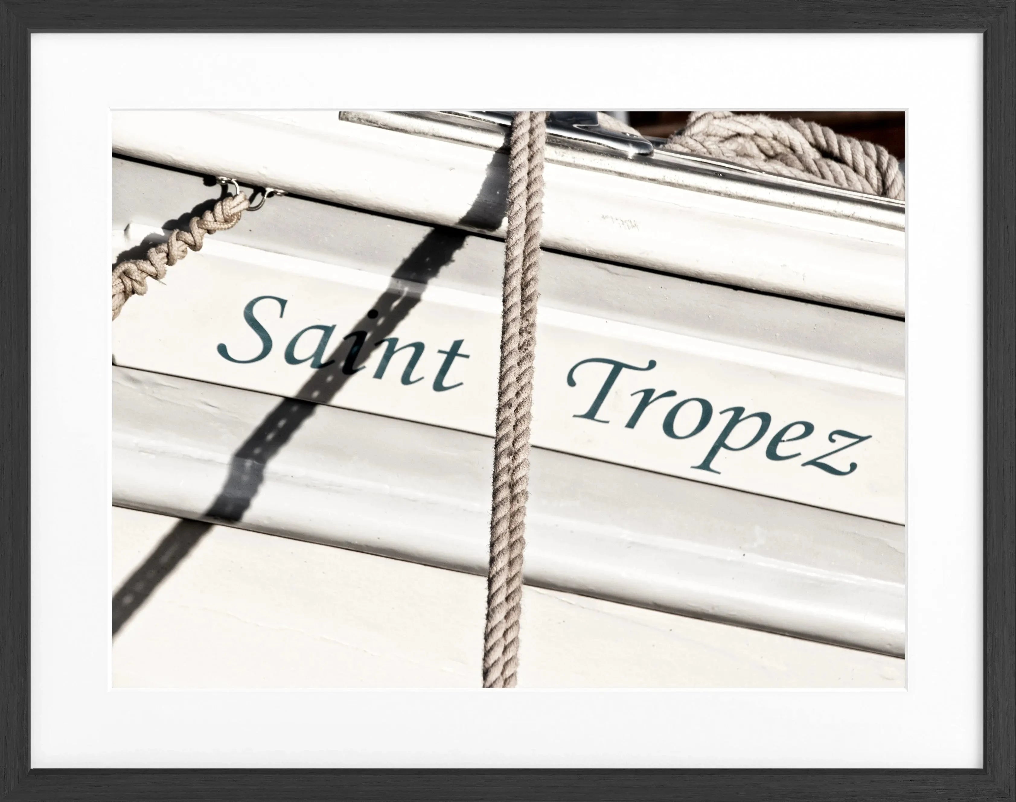 Schwarz-weiß Poster mit Rahmen von Cosman-Photocollection, Segelboot in Saint Tropez, 31x25cm, dekoratives Seemotiv