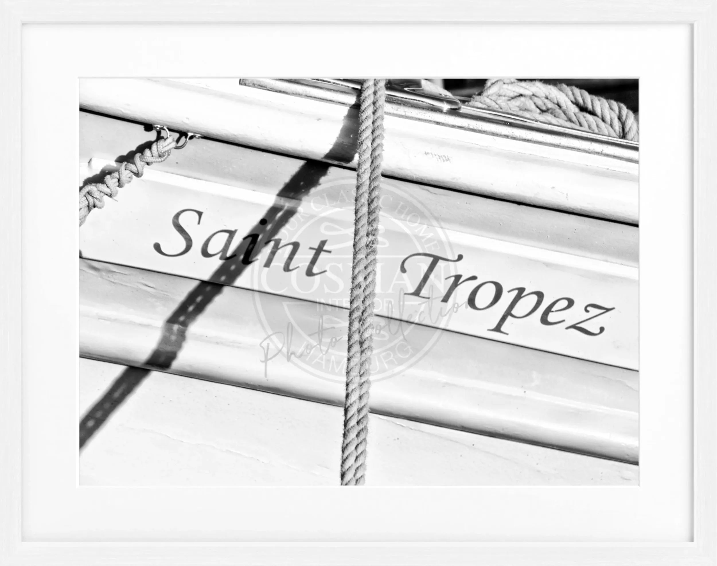 Schwarz-weiß Poster mit Rahmen, Segelboot in Saint Tropez, von Cosman-Photocollection, 31x25 cm, stilvolle maritime Wanddekoration