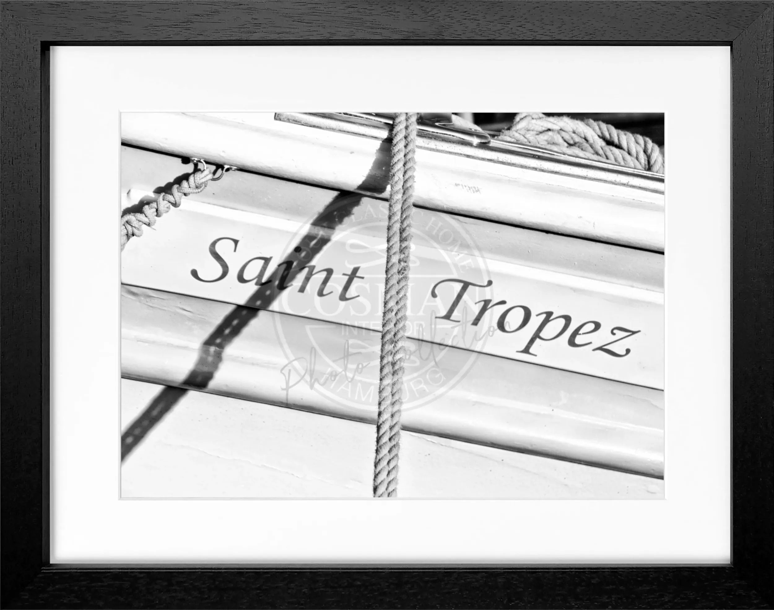 Schwarz-weiß Poster mit Rahmen von einem Segelboot in Saint Tropez, von Cosman-Photocollection, Maße 31x25 cm.