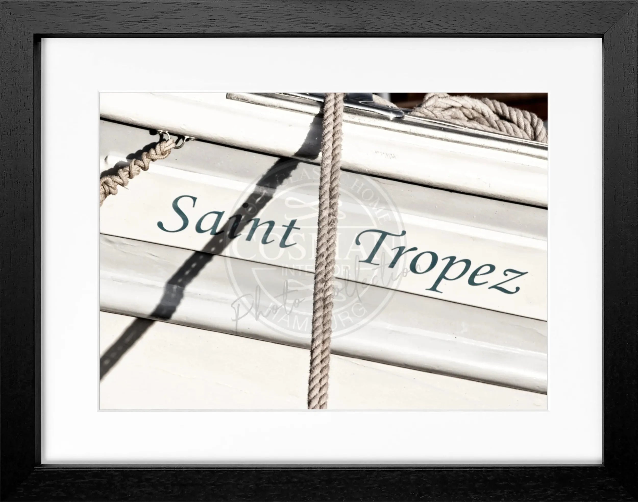 Schwarz-weiß Poster mit Rahmen, Segelboot in Saint Tropez, von Cosman-Photocollection, Maße 31x25 cm, maritime Dekoration