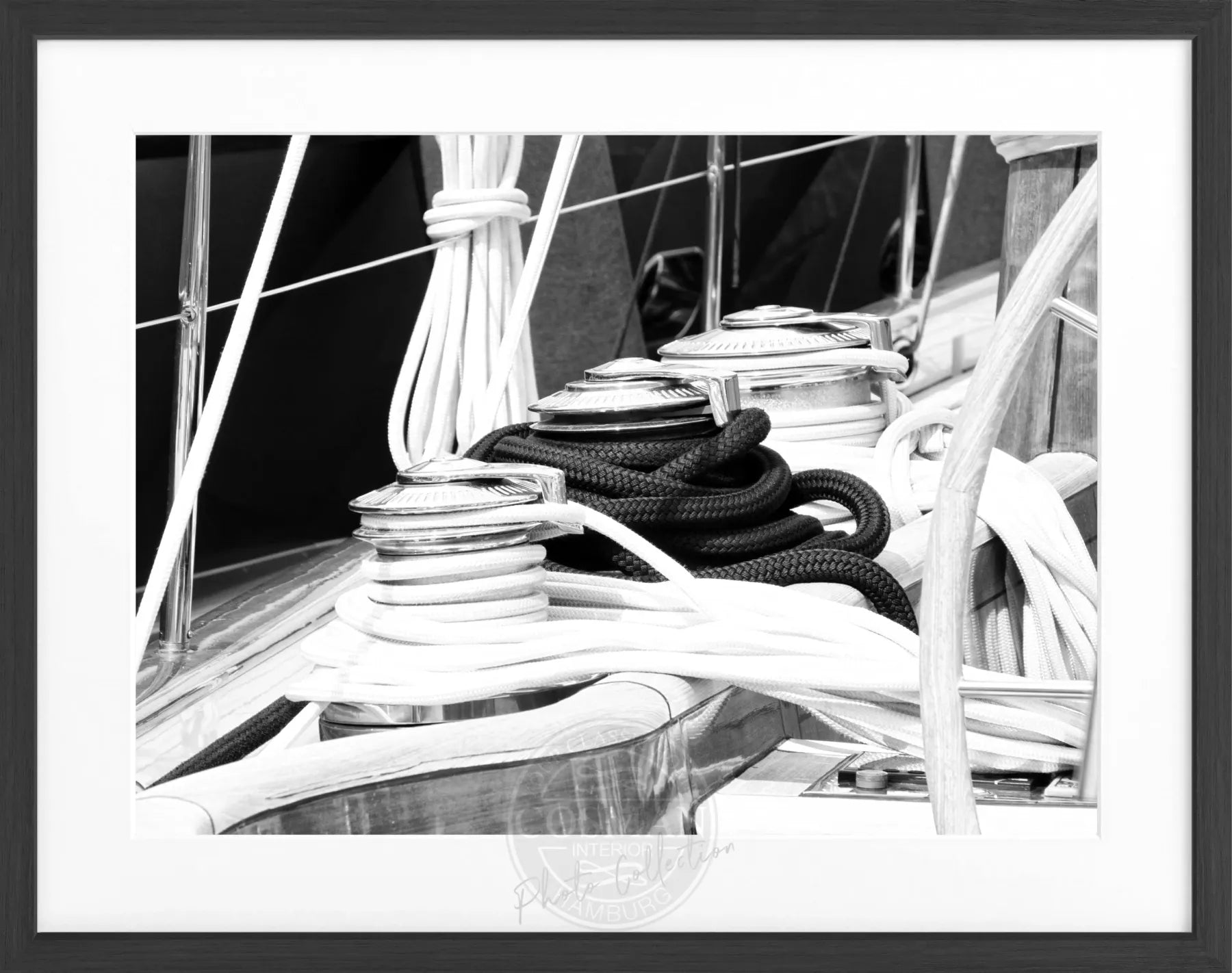 Schwarz-weiß Poster mit Rahmen, Segelboot in Saint Tropez, von Cosman-Photocollection, 31x25 cm, Wanddekoration