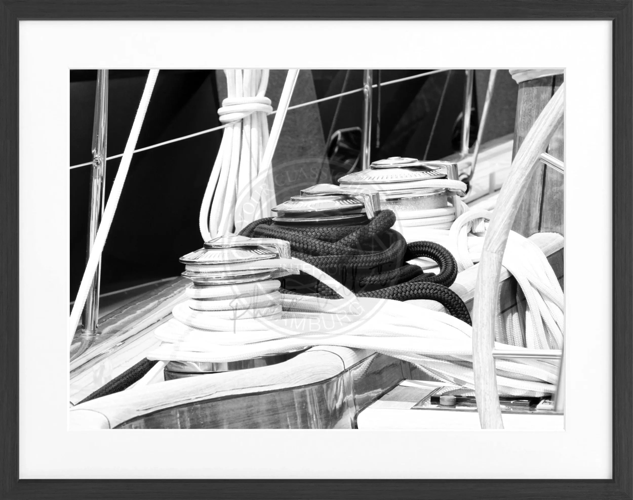 Schwarz-weiß Poster mit Rahmen, Segelboot in Saint Tropez, von Cosman-Photocollection, 31x25 cm, Wanddekoration