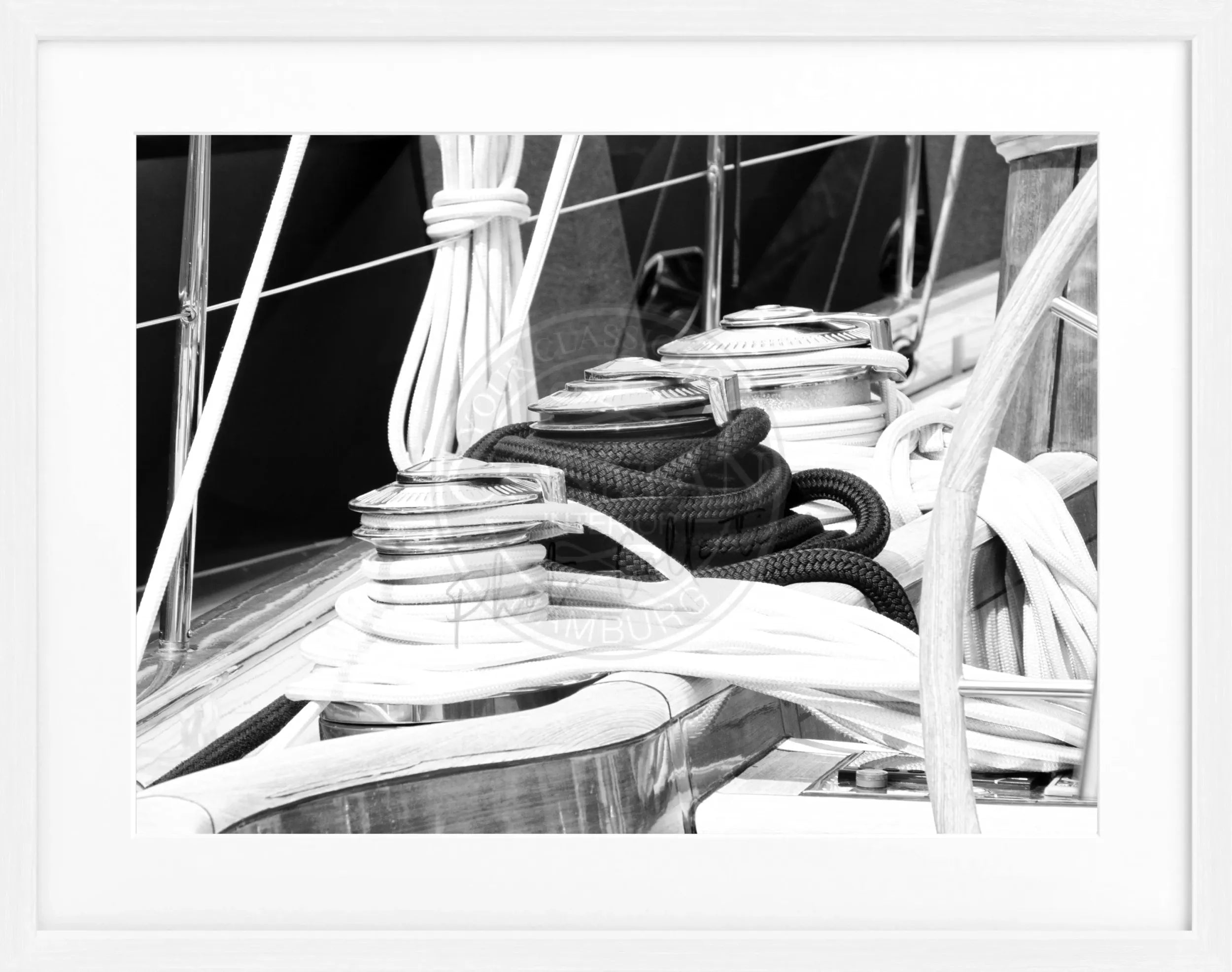 Schwarz-weiß Poster mit Rahmen, zeigt ein Segelboot in Saint Tropez, von Cosman-Photocollection, 31x25 cm, Wanddekoration