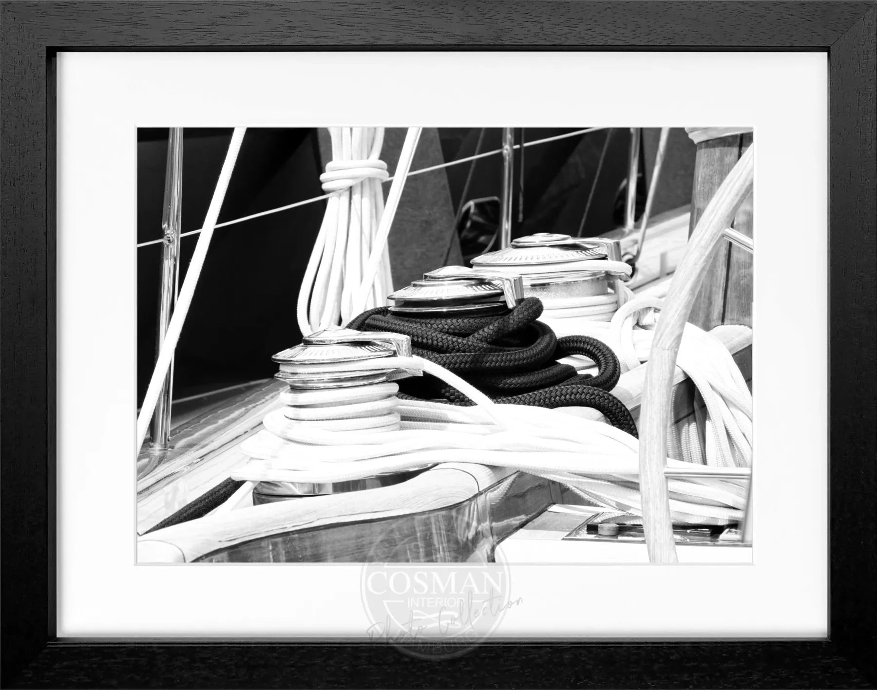 Schwarz-weiß Poster mit Rahmen ’Segelboot’ Saint Tropez, 31x25 cm, von Cosman-Photocollection, maritime Meeresmotivation