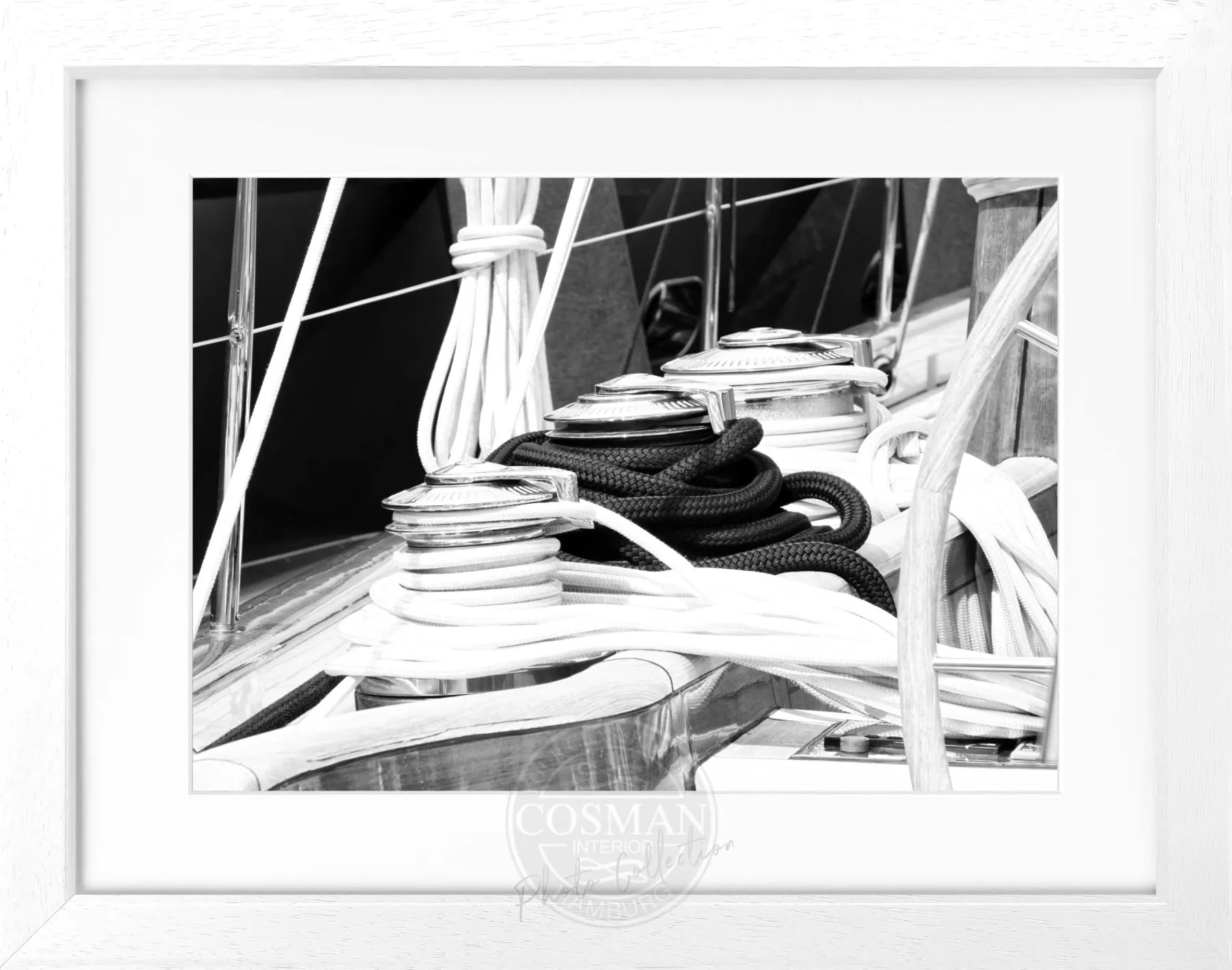 Schwarz-weiß Poster mit Rahmen von einem Segelboot in Saint Tropez, 31x25cm, von Cosman-Photocollection.