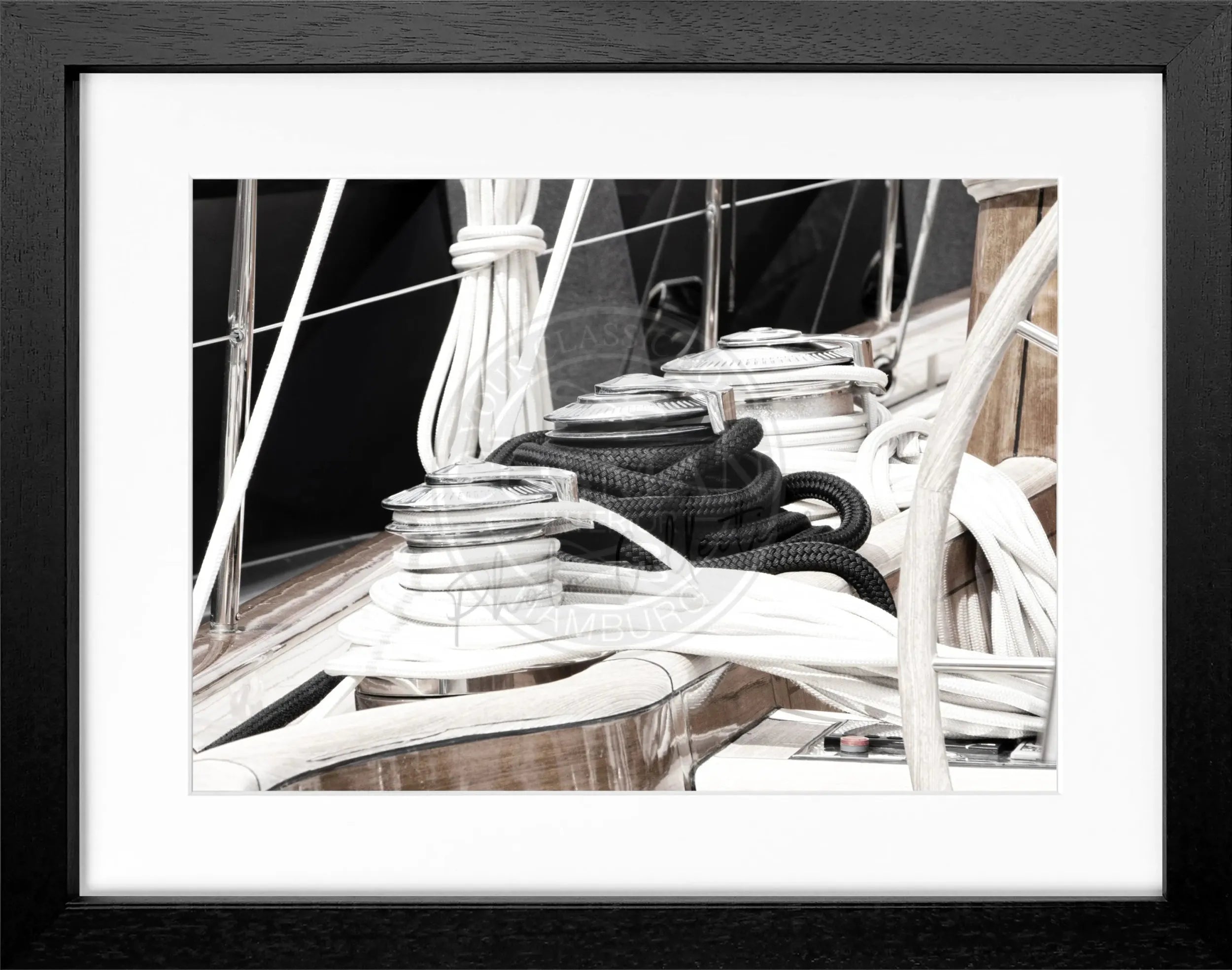 Schwarz-weiß Poster mit Rahmen von einem Segelboot in Saint Tropez, von Cosman-Photocollection, 31x25 cm, Wanddekoration