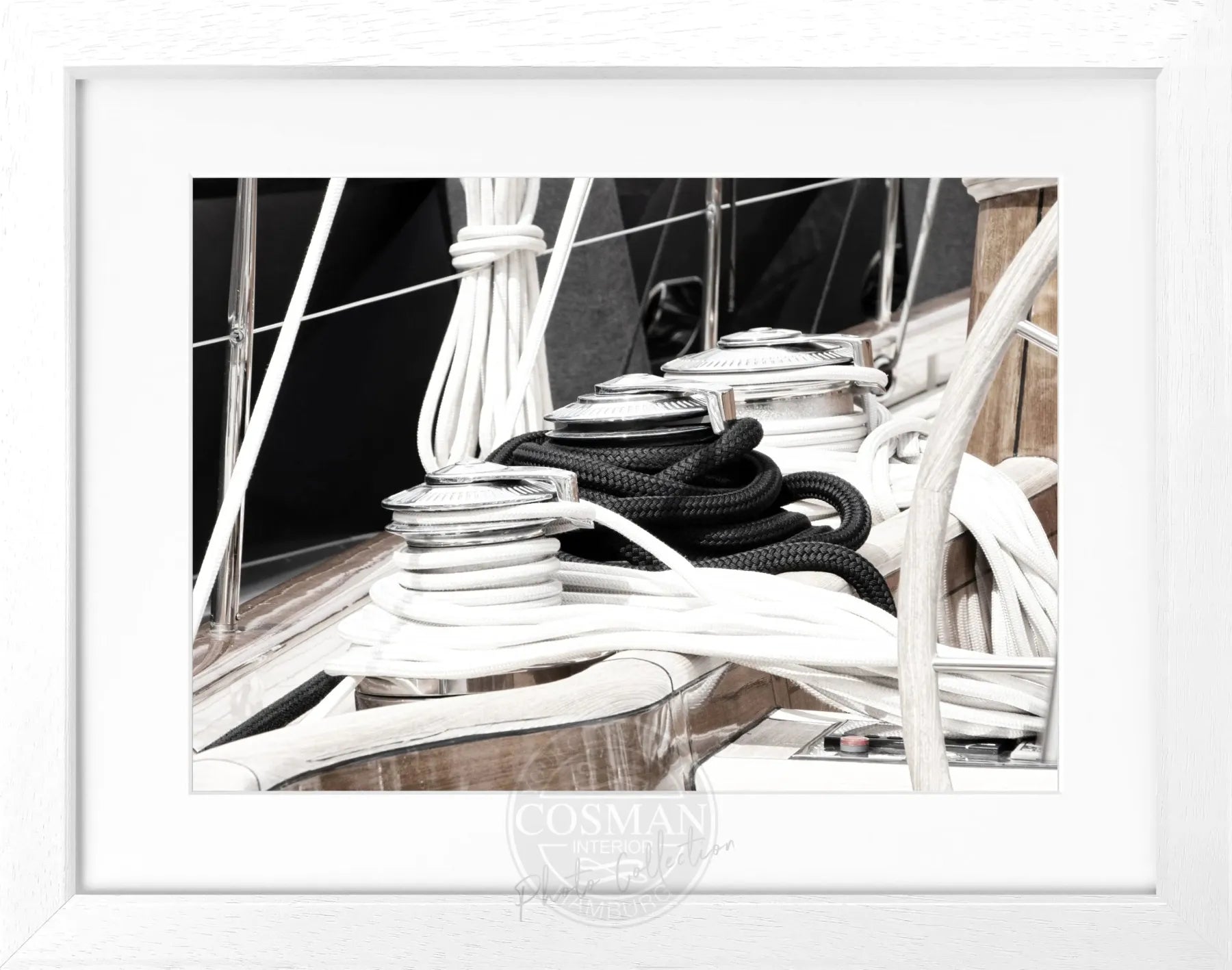 Schwarz-weiß Poster mit Rahmen zeigt ein Segelboot in Saint Tropez, ca. 31x25cm, von Cosman-Photocollection.