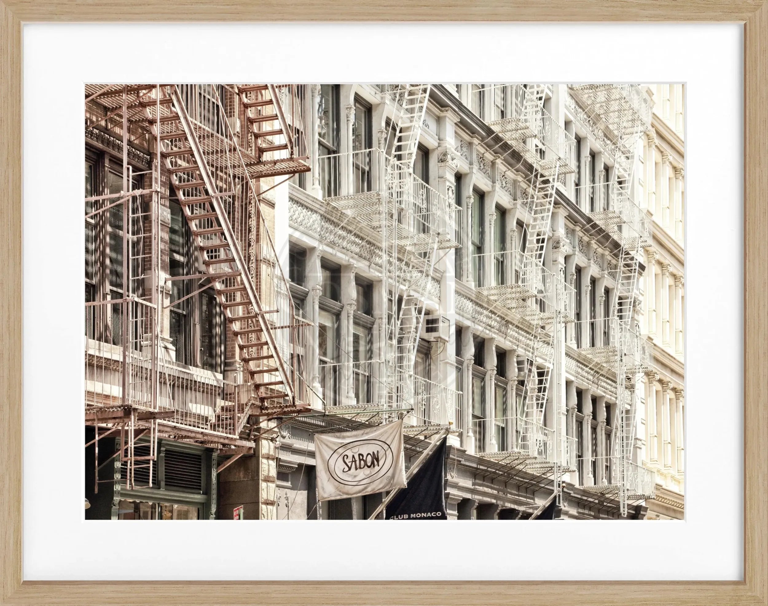 Schwarz-weiß Poster mit Rahmen „SOHO“ von Cosman-Photocollection, Stadtbild von New York, Maße 31x25 cm.