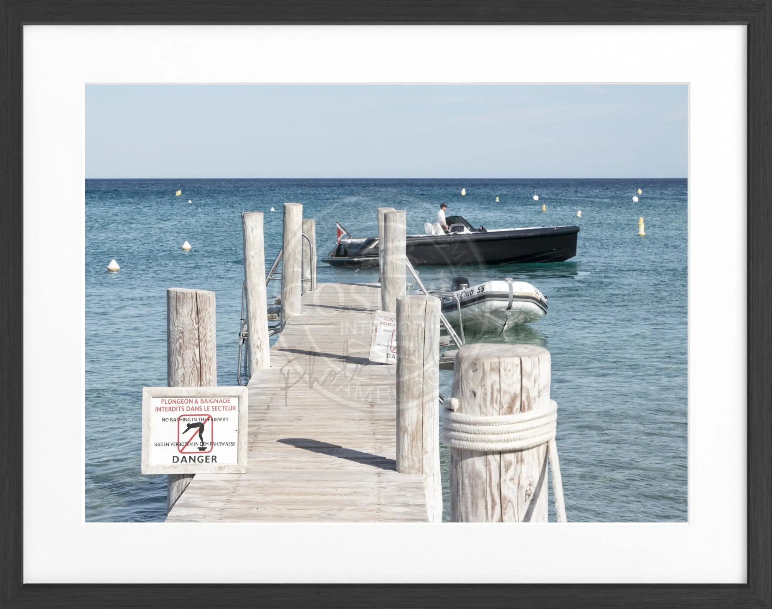 Schwarz-Weiß-Poster mit Rahmen 'Steg Le Club 55' Saint Tropez, 31x25cm, von Cosman-Photocollection, elegantes Wandbild
