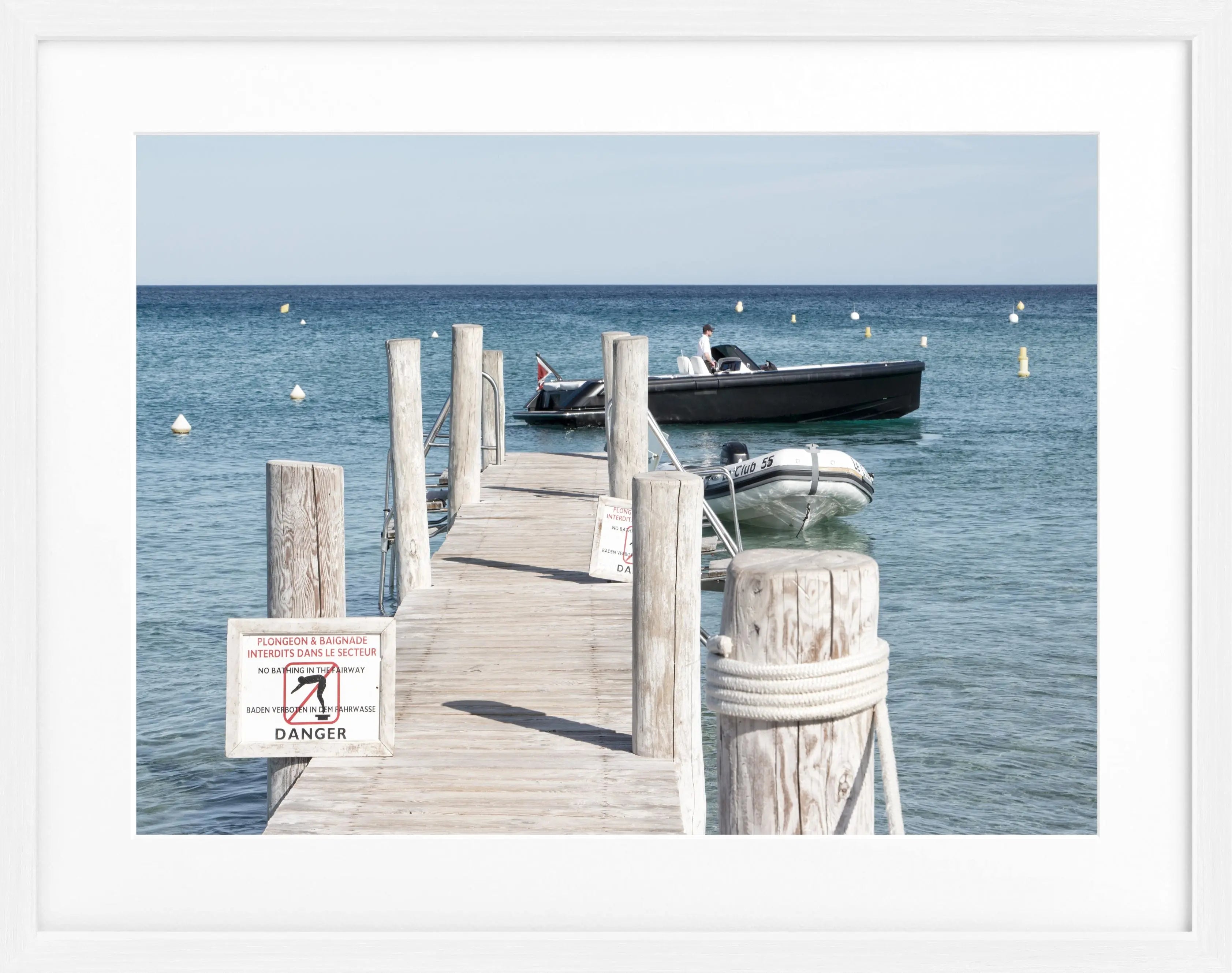 Schwarz-weiß Poster mit Rahmen, Motiv ’Steg Le Club 55’ in Saint Tropez, von Cosman-Photocollection, 31x25 cm